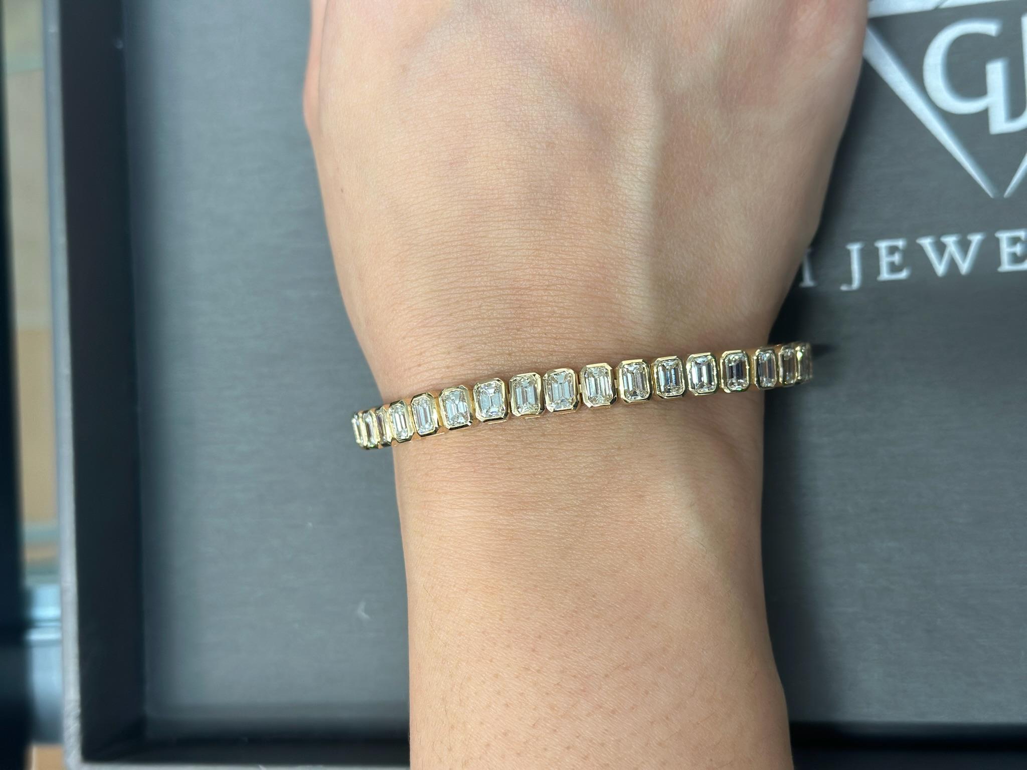 Ce bracelet de tennis en or jaune 14 carats serti de diamants en forme d'émeraude est une pièce luxueuse et sophistiquée. Les diamants en forme d'émeraude sont sertis dans un chaton pour une durabilité et une brillance maximales. Parfait pour les