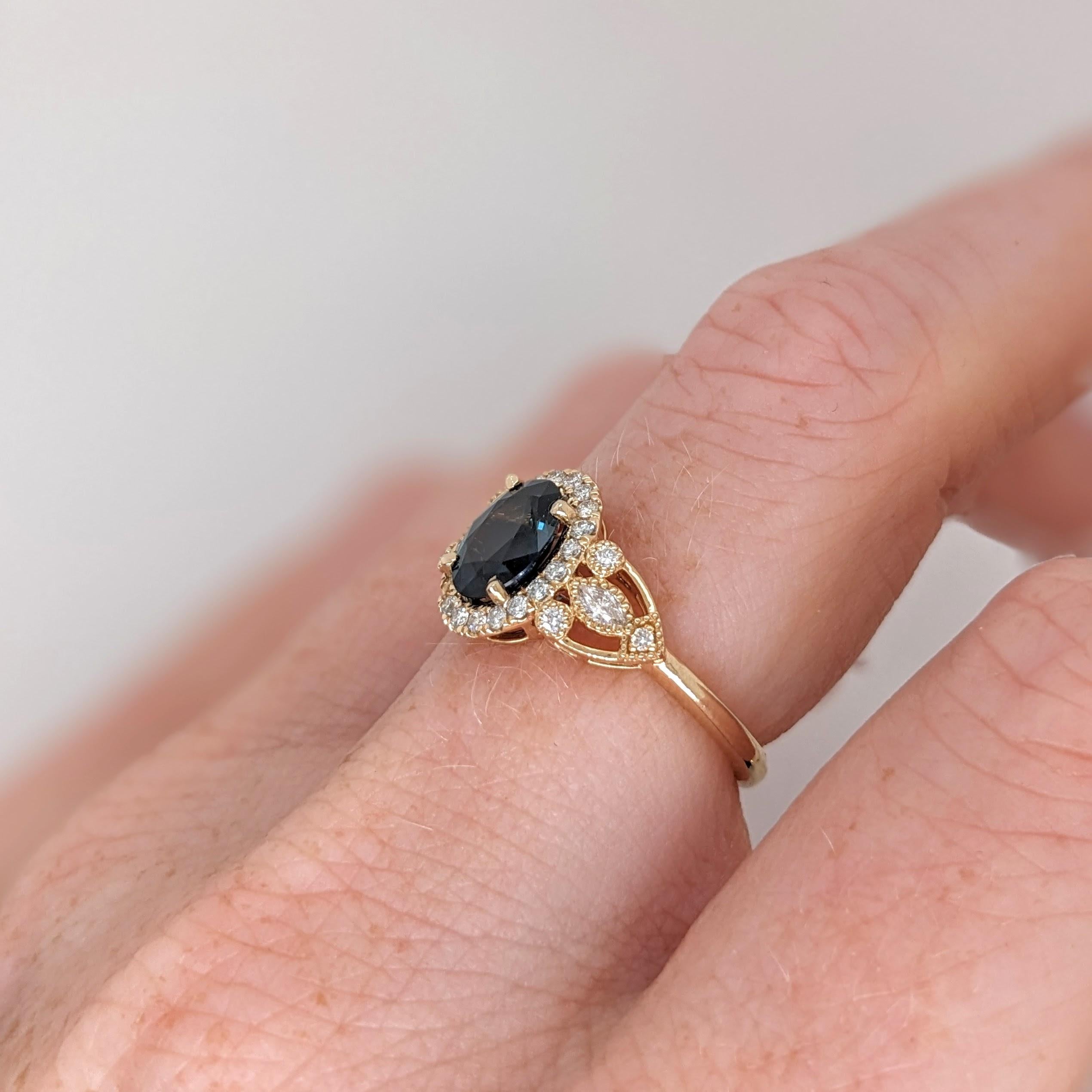 Taille ovale Bague ovale de 8 x 6 mm en or massif 14 carats avec saphir bleu 1,5 carat et diamants extraits de la terre en vente