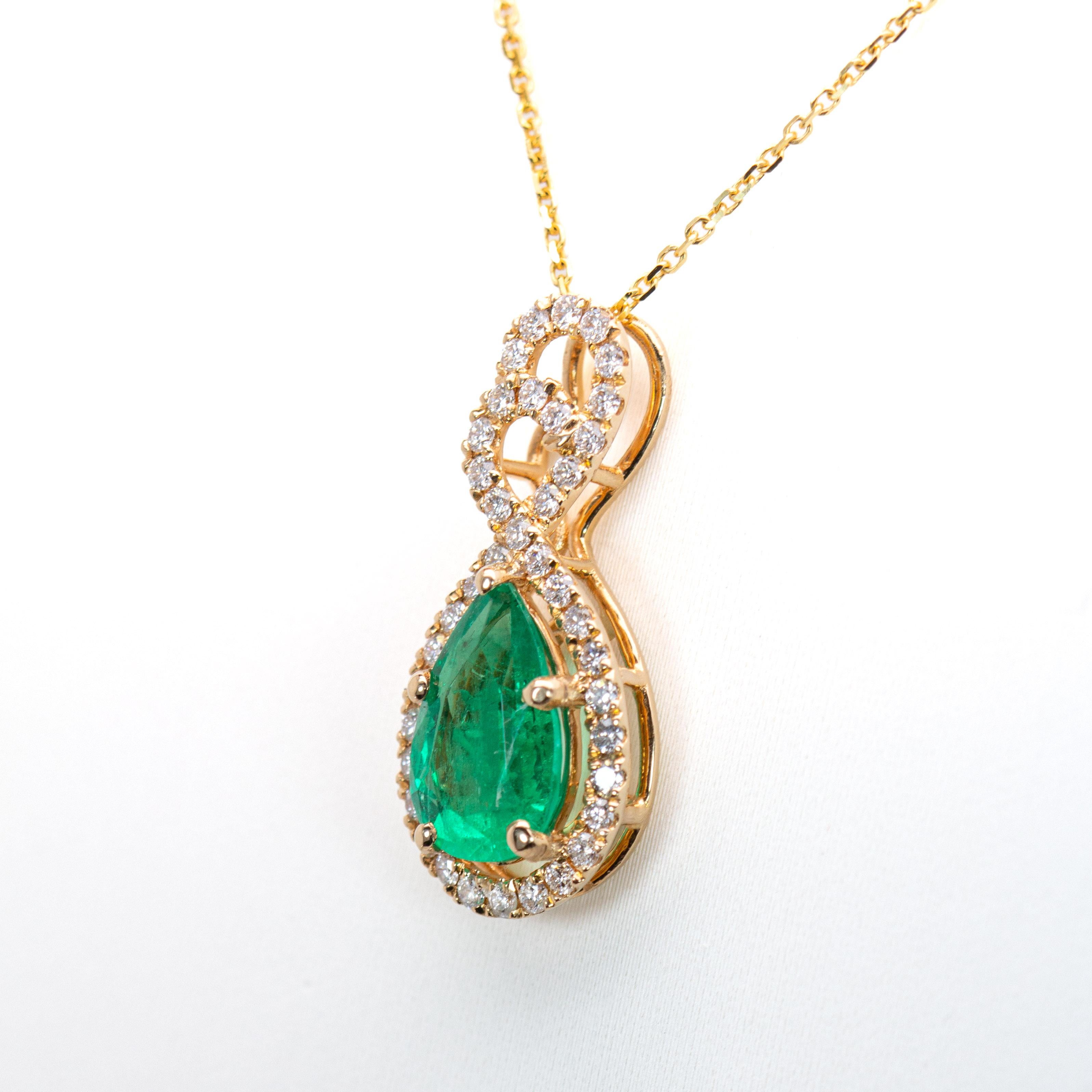 1.5ct Colombian Emerald Pendant w Natural Diamond Halo in Solid 14K Yellow Gold For Sale 1