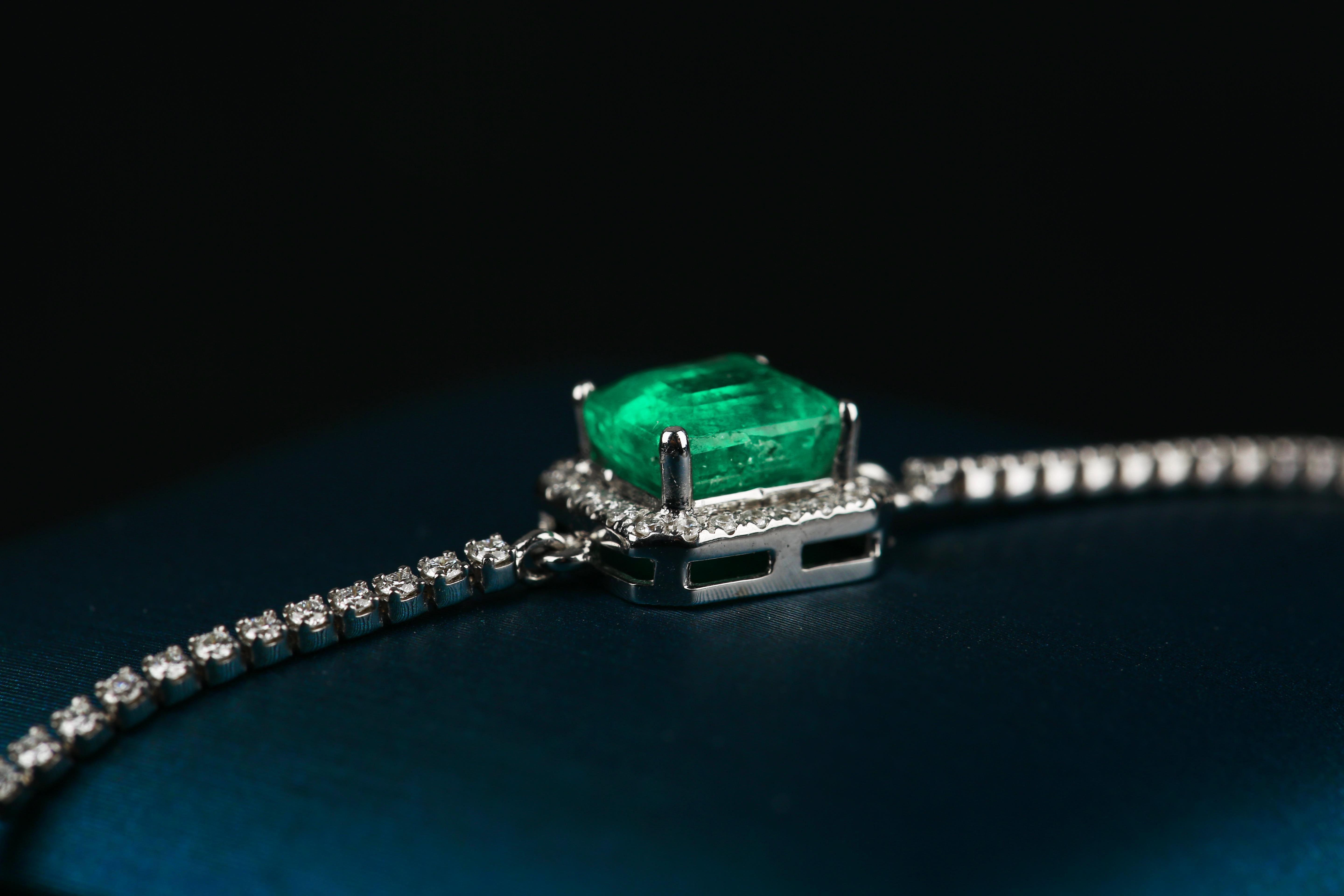 Dies ist ein sehr einfaches Design mit einem Smaragd als Mittelstein Paarung mit Diamant-Pflaster Armband. Dieses Armband eignet sich für legere Anlässe und für den Alltag. Wir sind auch in der Lage, ein ähnliches Armband mit einem anderen