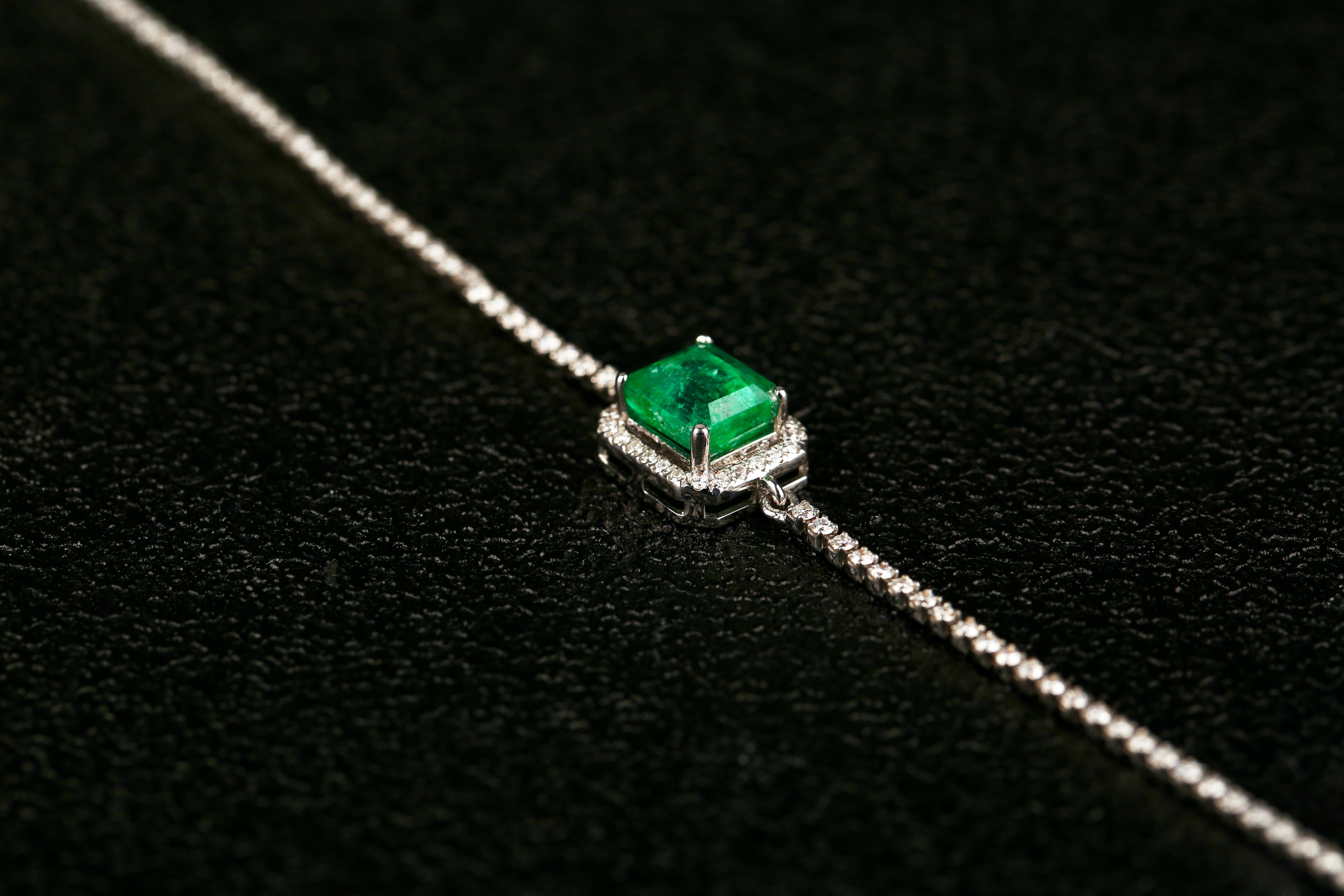 Bracelet en or blanc 18 carats avec émeraudes et diamants émeraudes Eostre Neuf - En vente à Melbourne, AU