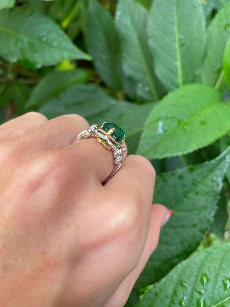 Modern 15 Carat Emerald Forget Me Knot Ring in 22k and Platinum with Diamonds For Sale