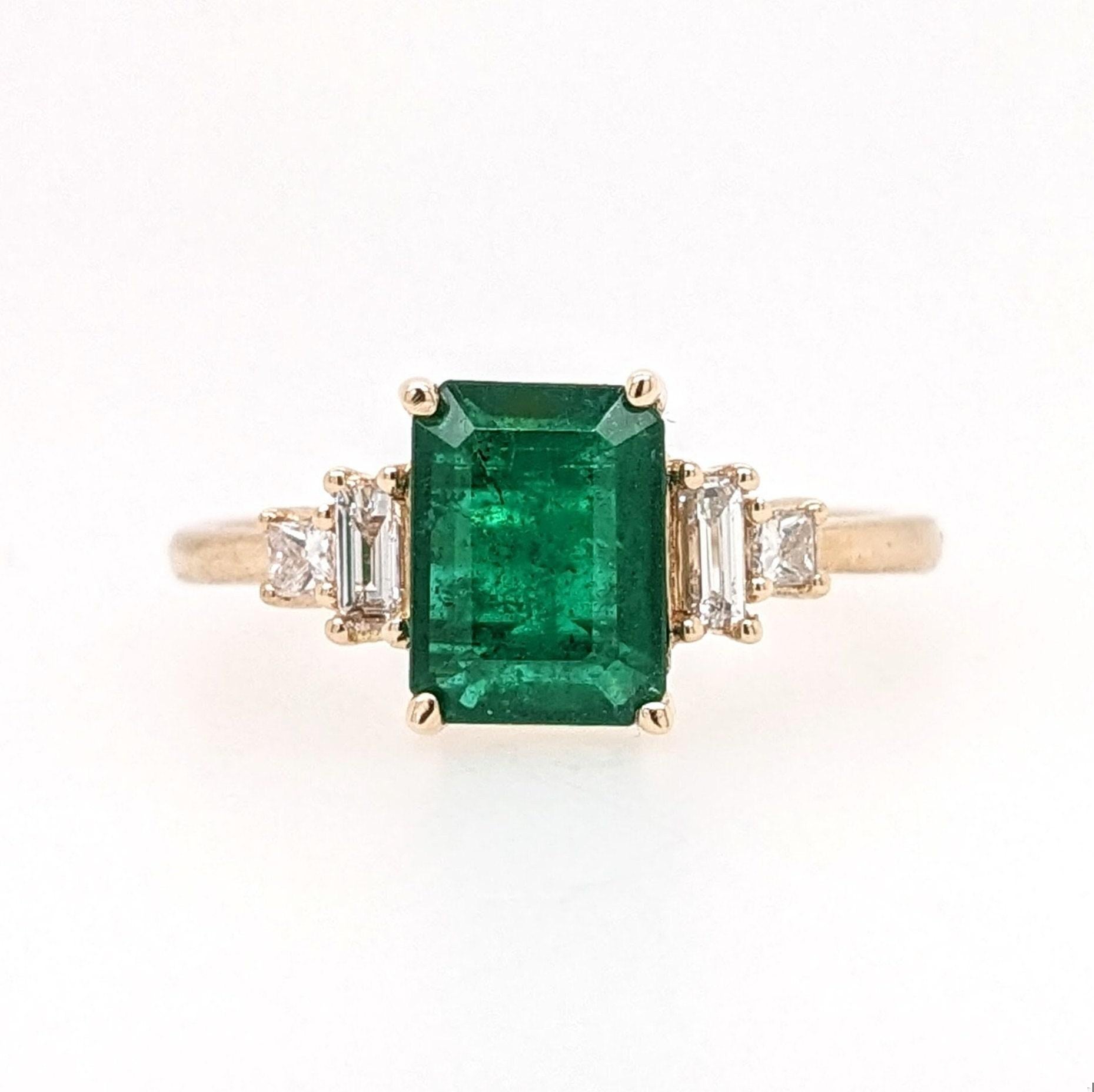 1,5 Karat Smaragdring mit erdfarbenen Diamanten in massivem 14K Gelbgold EM 8x6 mm