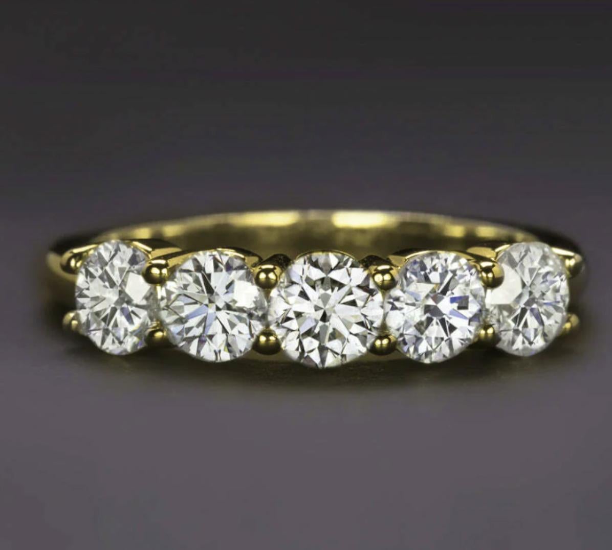 Dieses atemberaubende Diamantband mit fünf Steinen ist ein echter Klassiker, der brillant funkelt und zeitlos elegant ist. Mit 1,56 Karat GIA-zertifizierten Diamanten ist jeder Stein fachmännisch geschliffen, um ein Maximum an Brillanz zu erzielen,