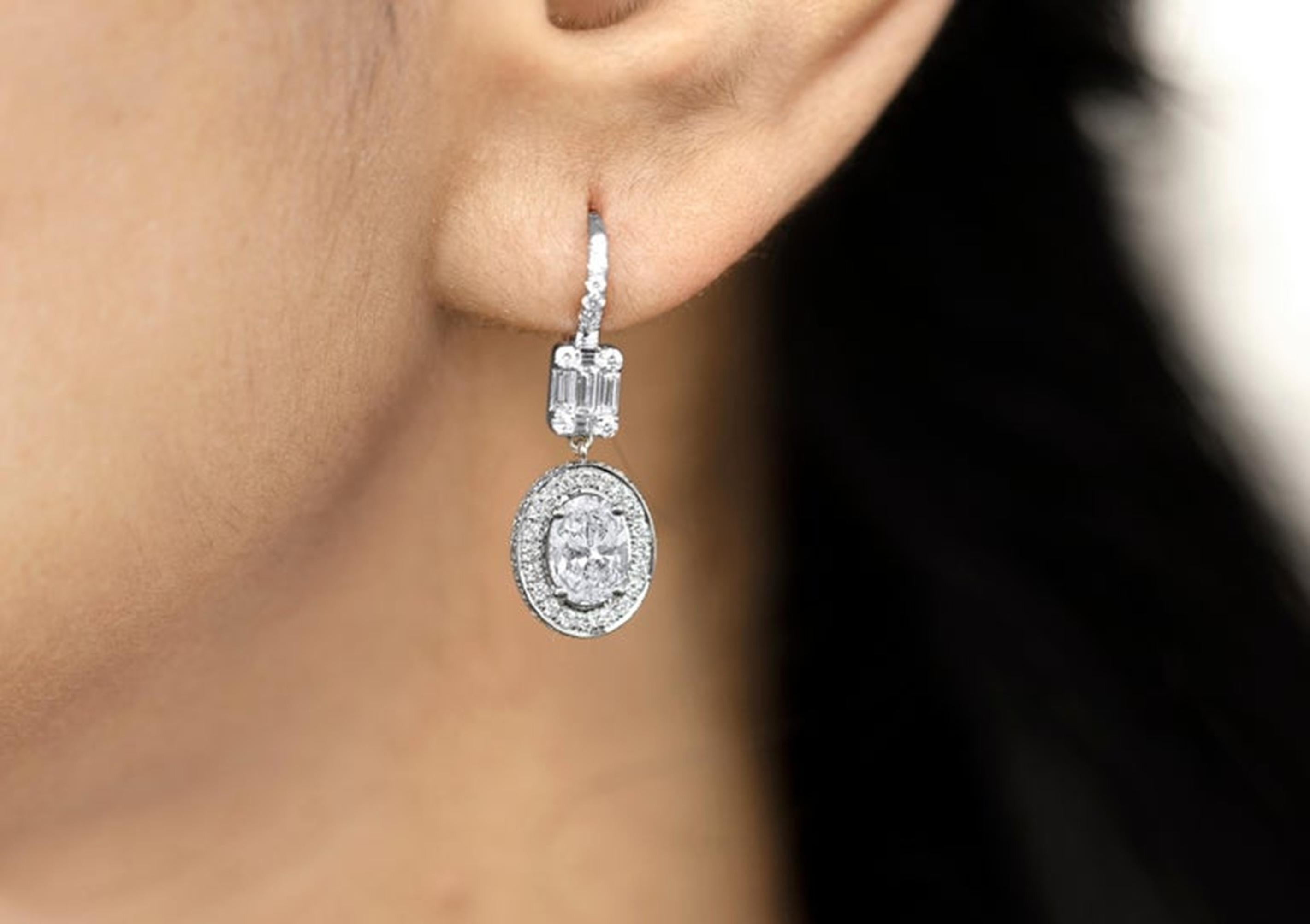 1,5ct GIA Diamant-Halo-Ohrringe mit Ovalschliff aus 18 Karat Weißgold mit Baguetten im Angebot 2