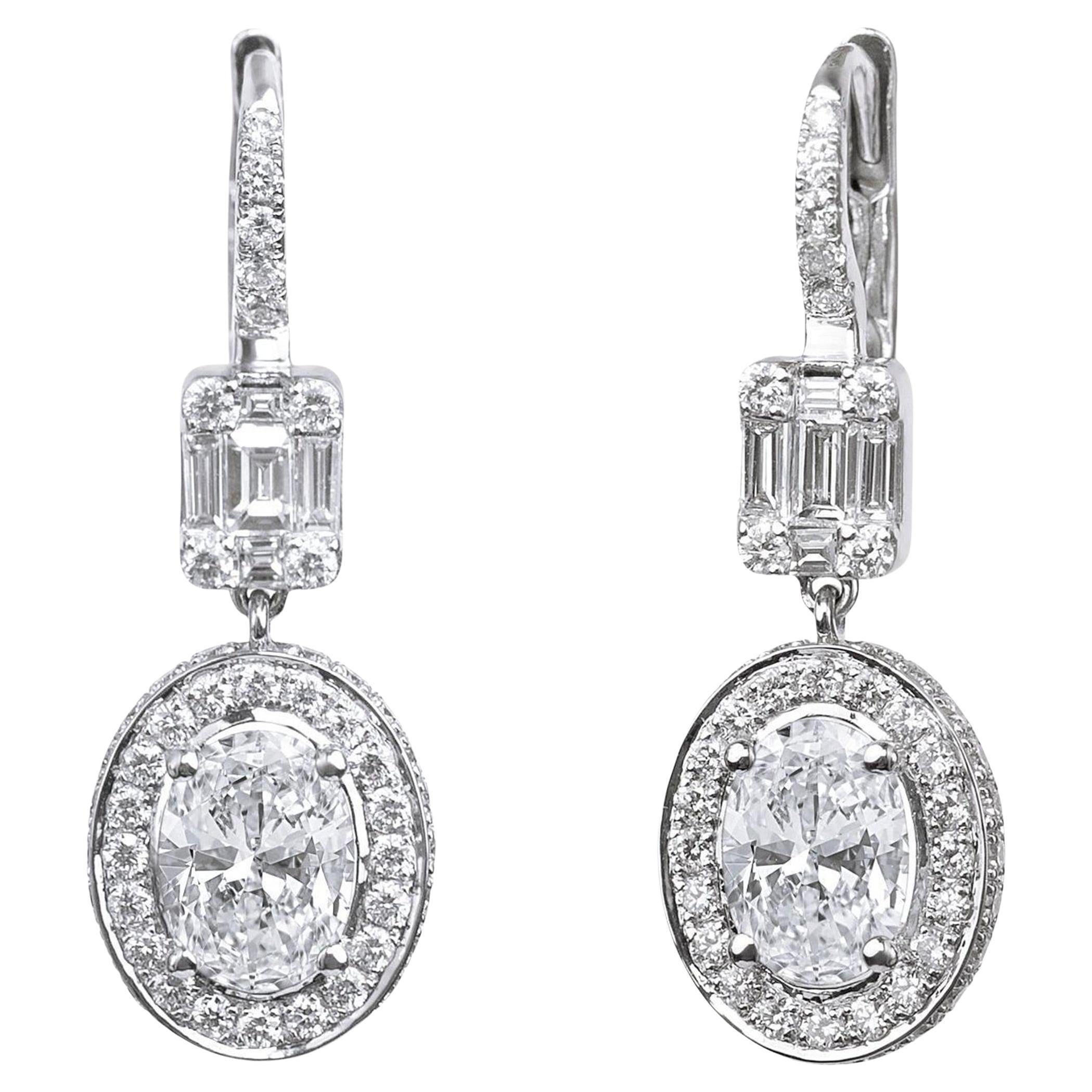 Orecchini a cerchio con diamante taglio ovale GIA da 1,5 carati in oro bianco 18 carati con baguette