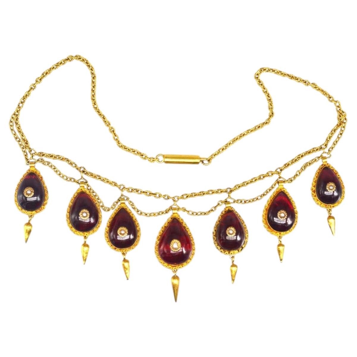 Halskette aus 15-Karat-Gold mit Granat-Cabochon und Saatperlen an einer Swag-Kette, 19. Jahrhundert
