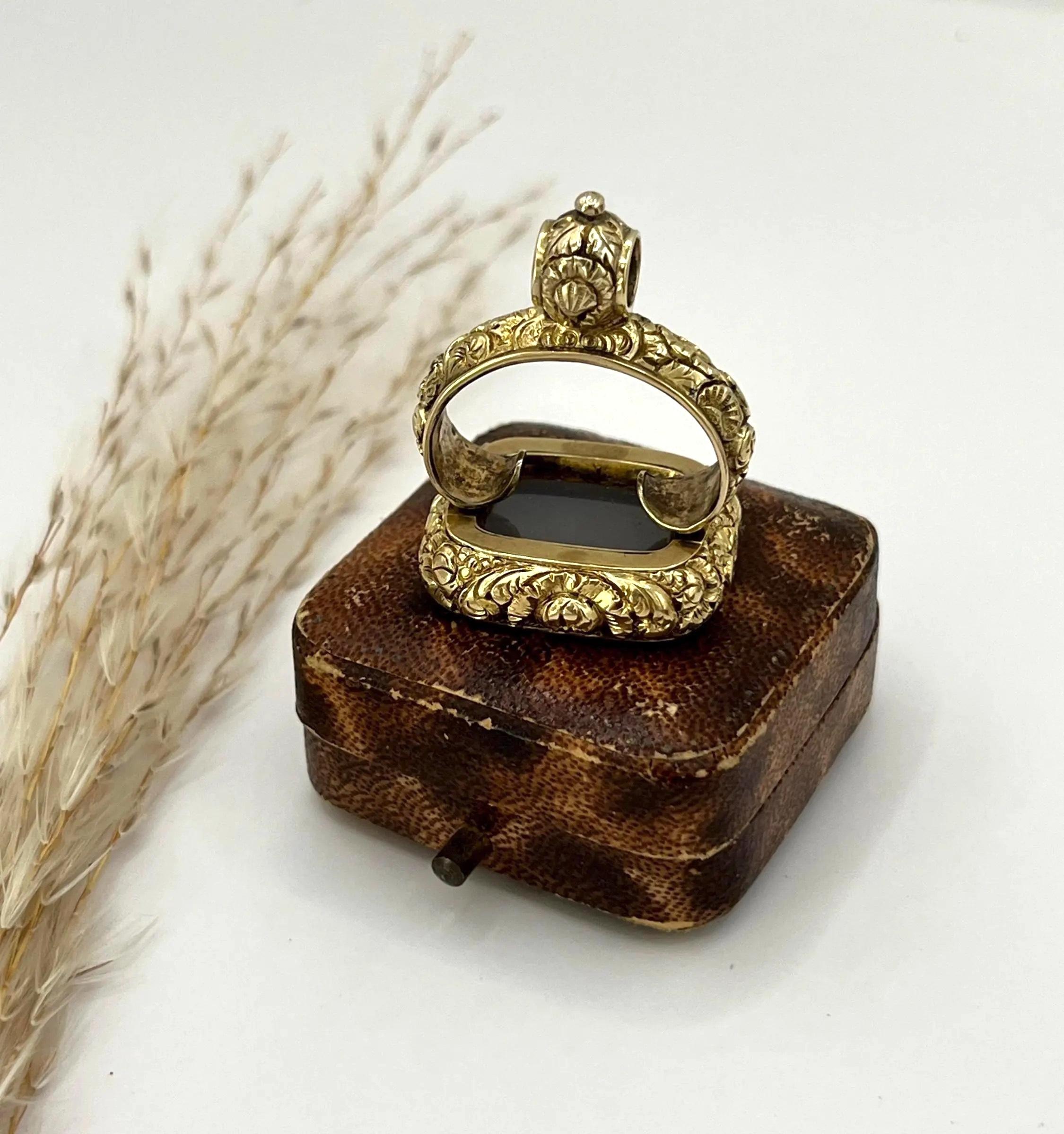 15ct Gold Cased, Victorian Engraved Chalcedony Seal Fob Pendant, Circa 1880 For Sale 5