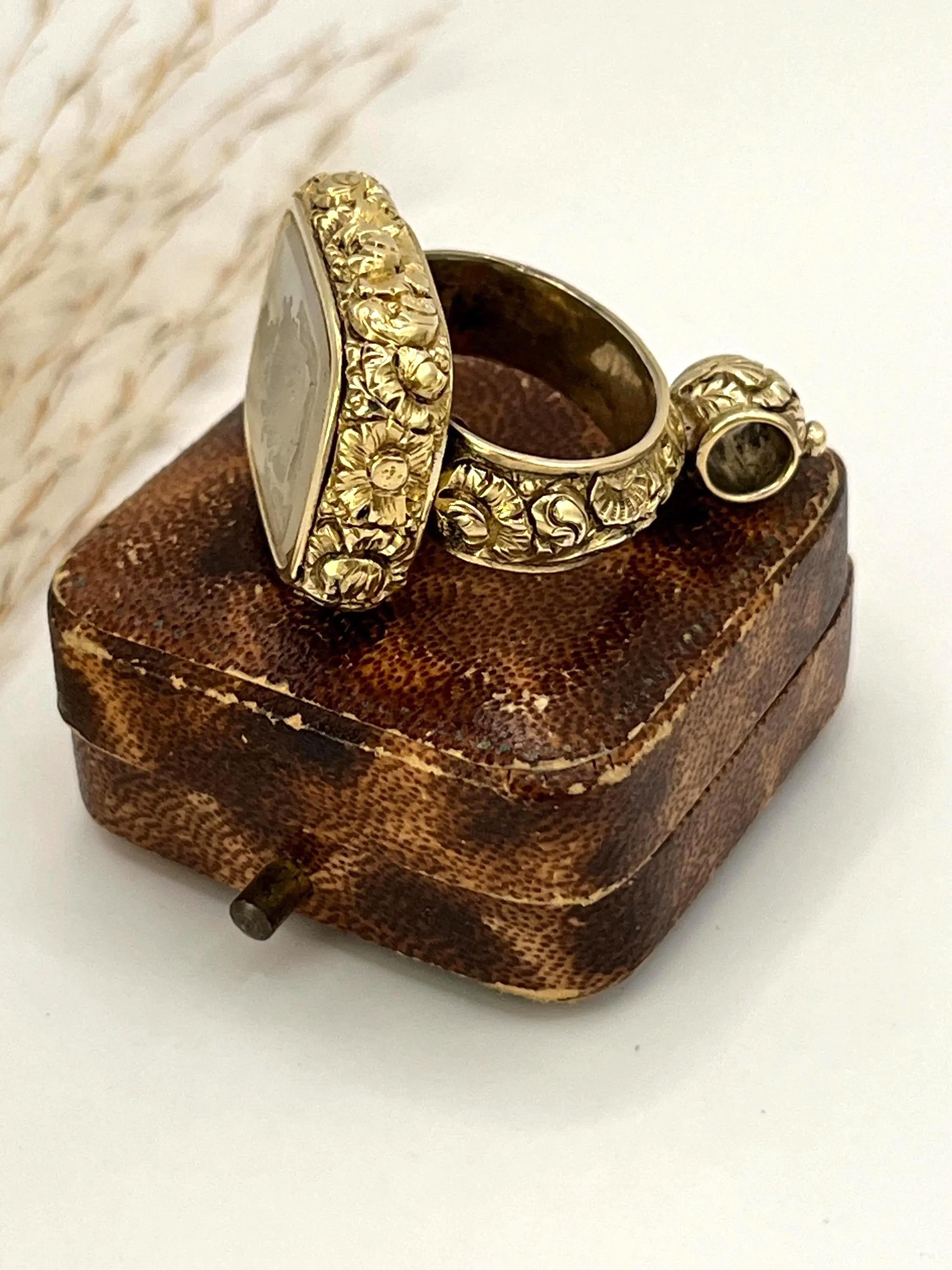 Women's or Men's 15ct Gold Cased, Victorian Engraved Chalcedony Seal Fob Pendant, Circa 1880 For Sale