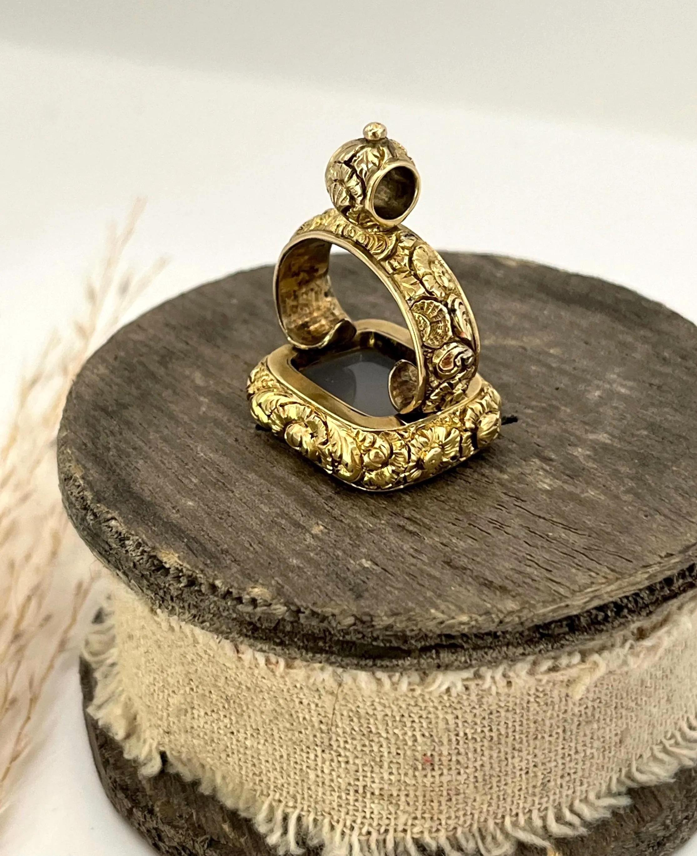 15ct Gold Cased, Victorian Engraved Chalcedony Seal Fob Pendant, Circa 1880 For Sale 2
