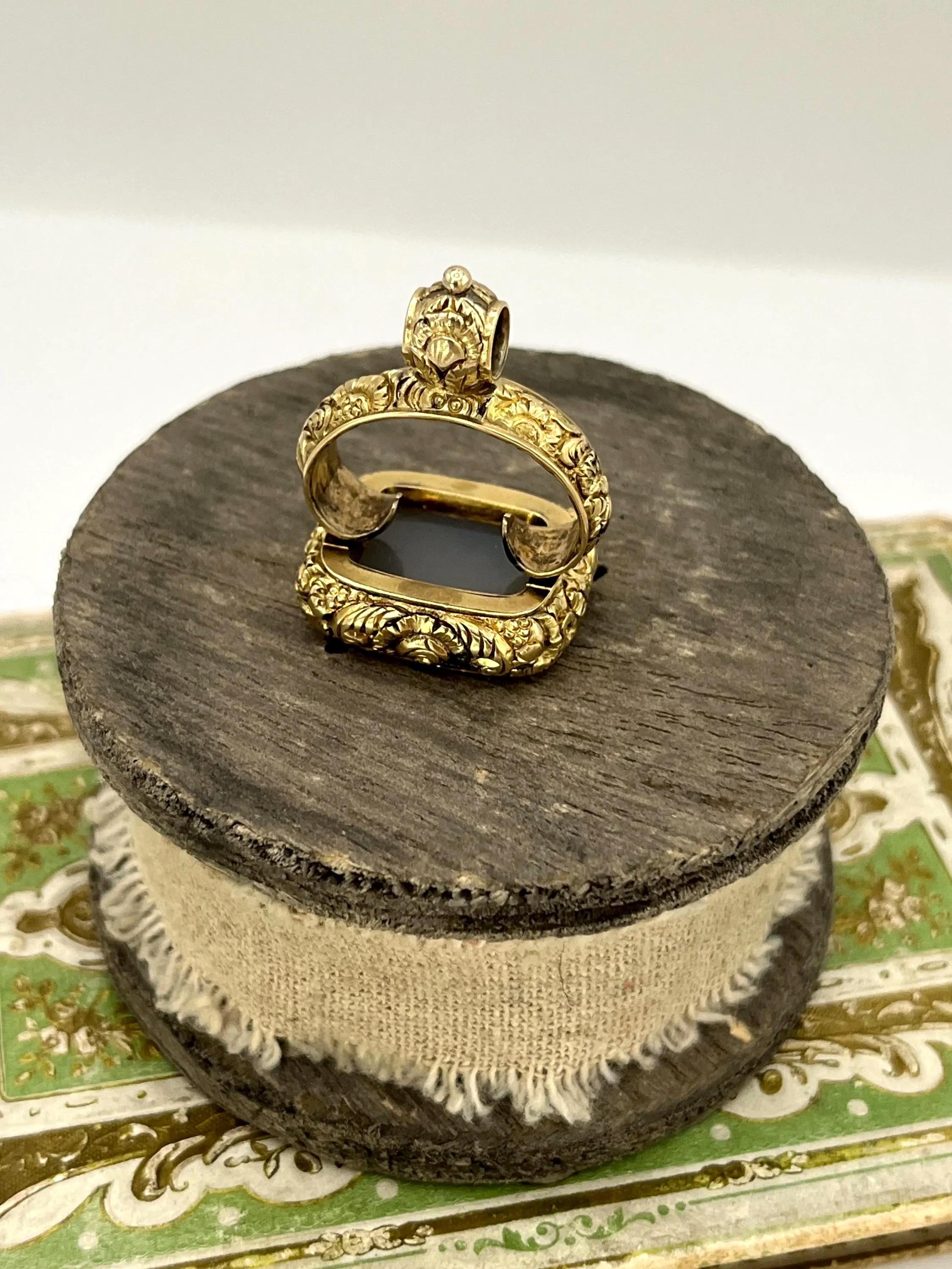 15ct Gold Cased, Victorian Engraved Chalcedony Seal Fob Pendant, Circa 1880 For Sale 3