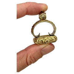 Colgante de lengüeta con sello de calcedonia grabado en oro de 15 ct, victoriano, circa 1880