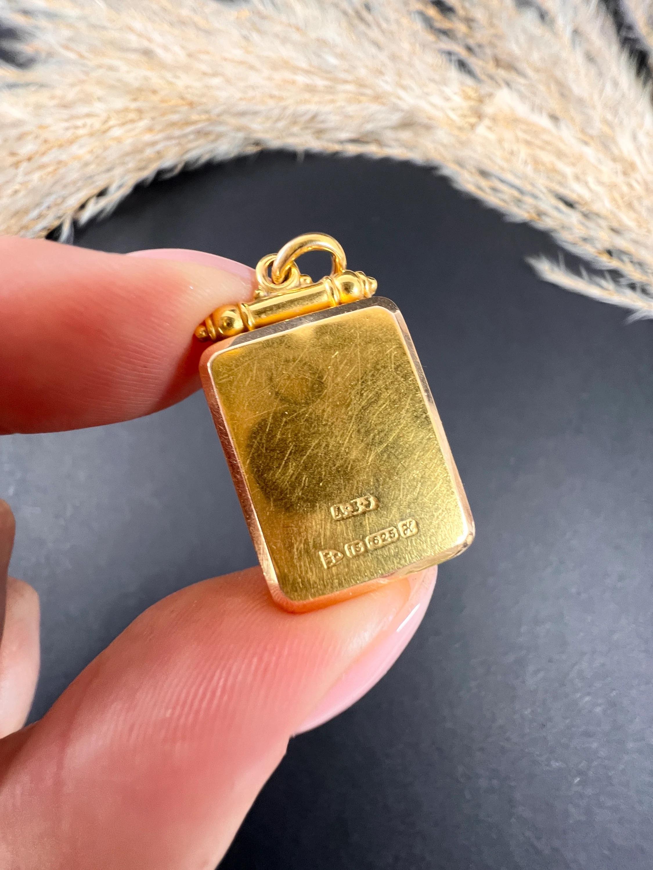 Antique Gold Locket 

15ct Yellow Gold Stamped 

Hallmarked Chester 1908

Makers Mark A E J 

This beautiful Edwardian locket is a stunning piece of jewellery, crafted from 15ct yellow gold, and is rectangular in shape. One half of the locket is
