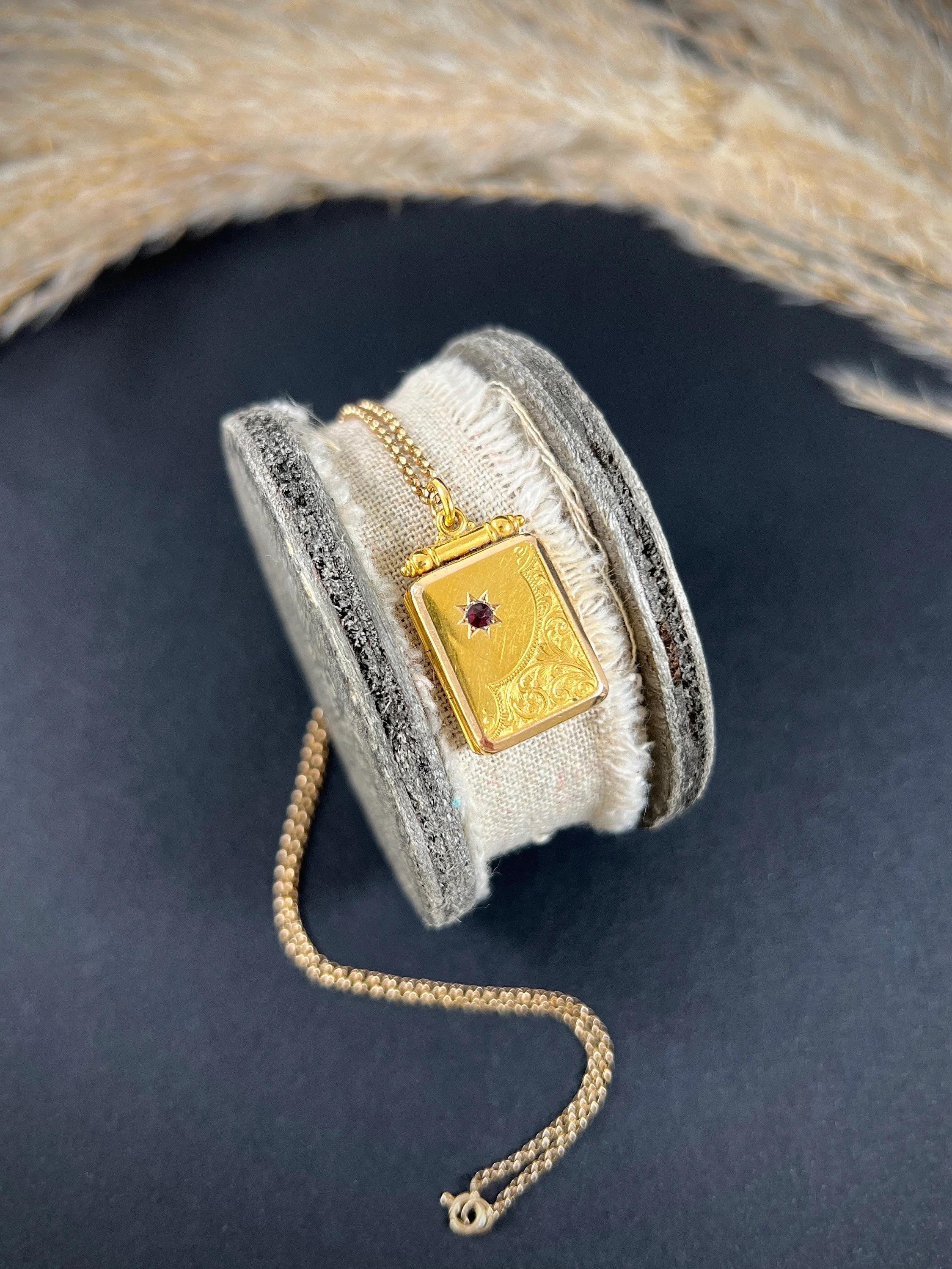 Round Cut 15ct Gold Chester Hallmarked 1908 Edwardian Garnet Star Rectangular Locket