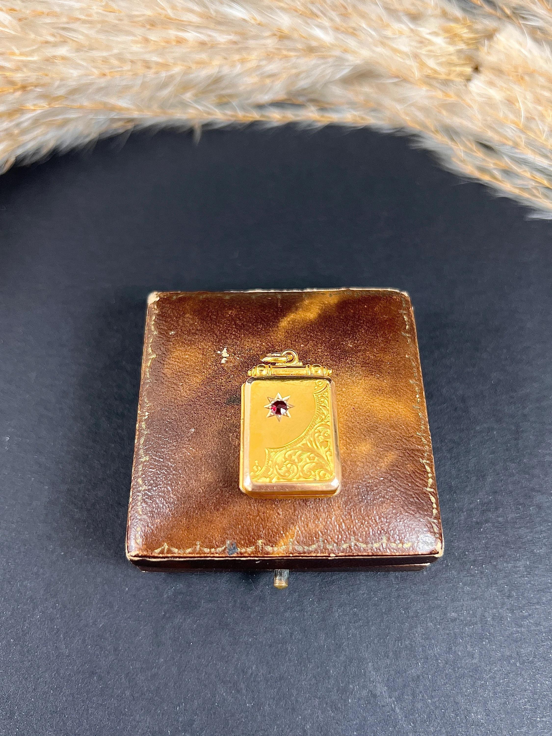 15ct Gold Chester Hallmarked 1908 Edwardian Garnet Star Rectangular Locket In Good Condition In Brighton, GB