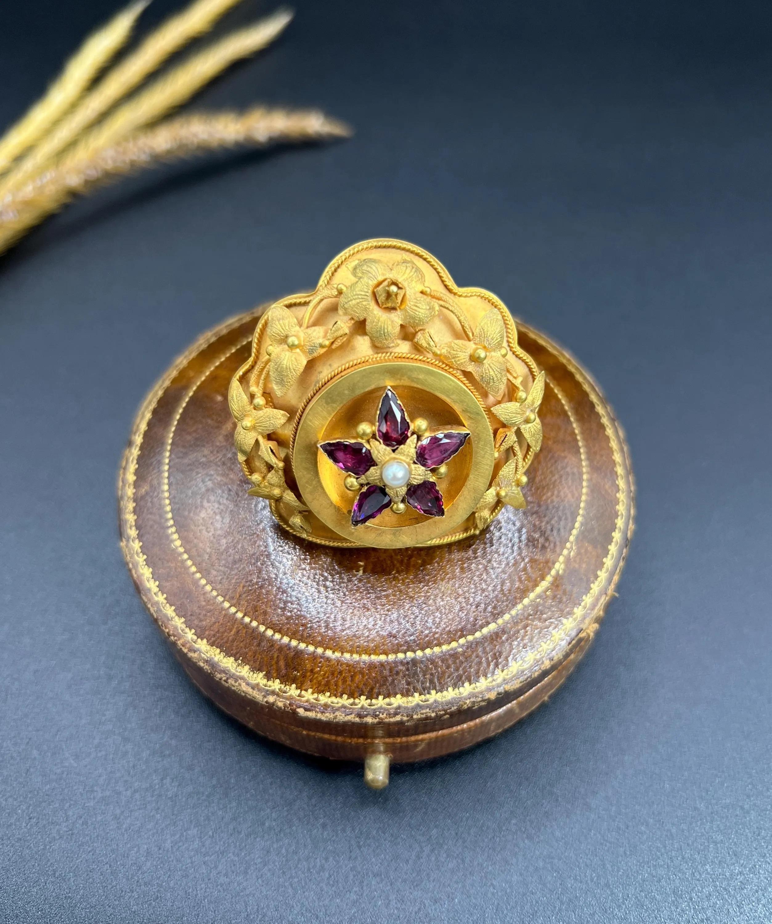 Broche etrusco antiguo

Oro amarillo de 15 ct

Alrededor de 1860

Te presentamos un impresionante broche victoriano de oro amarillo de 15 ct, un verdadero testimonio del arte de la época. Esta exquisita pieza presenta un cautivador diseño floral,