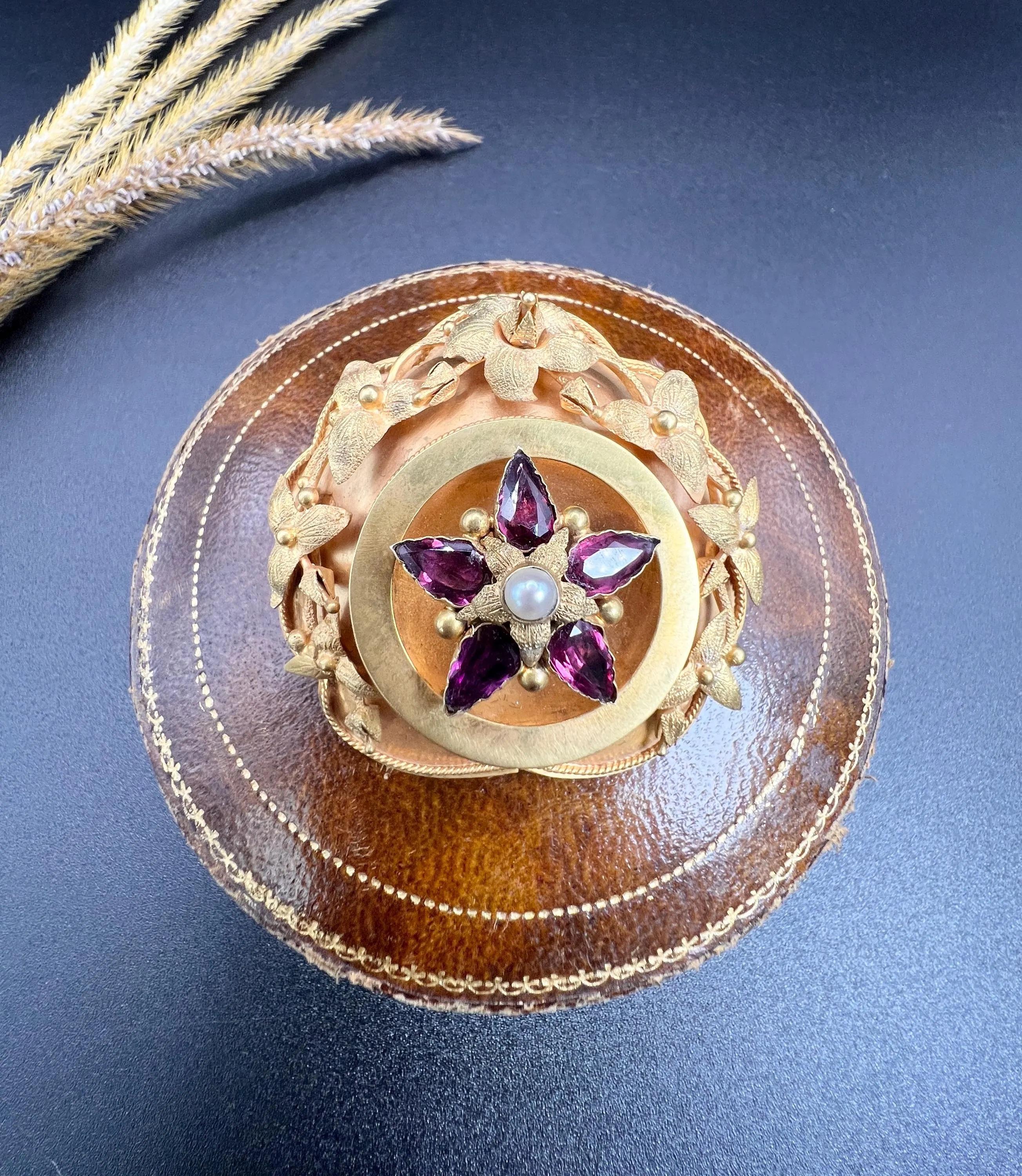Broche de oro de 15 ct, de principios de la época victoriana, con forma de flor de granate y perla, con reverso de medallón etrusco Victoriano en venta
