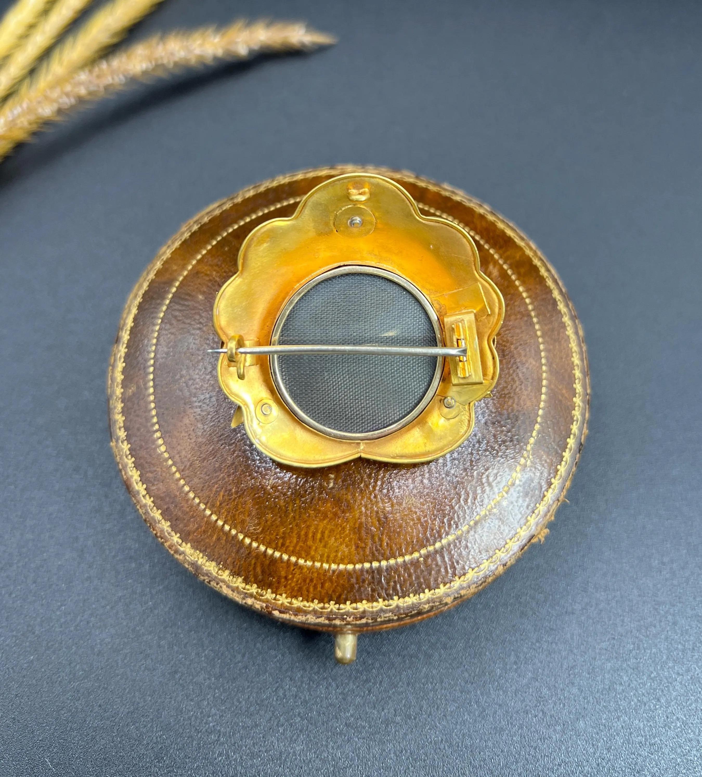 Broche de oro de 15 ct, de principios de la época victoriana, con forma de flor de granate y perla, con reverso de medallón etrusco Corte pera en venta