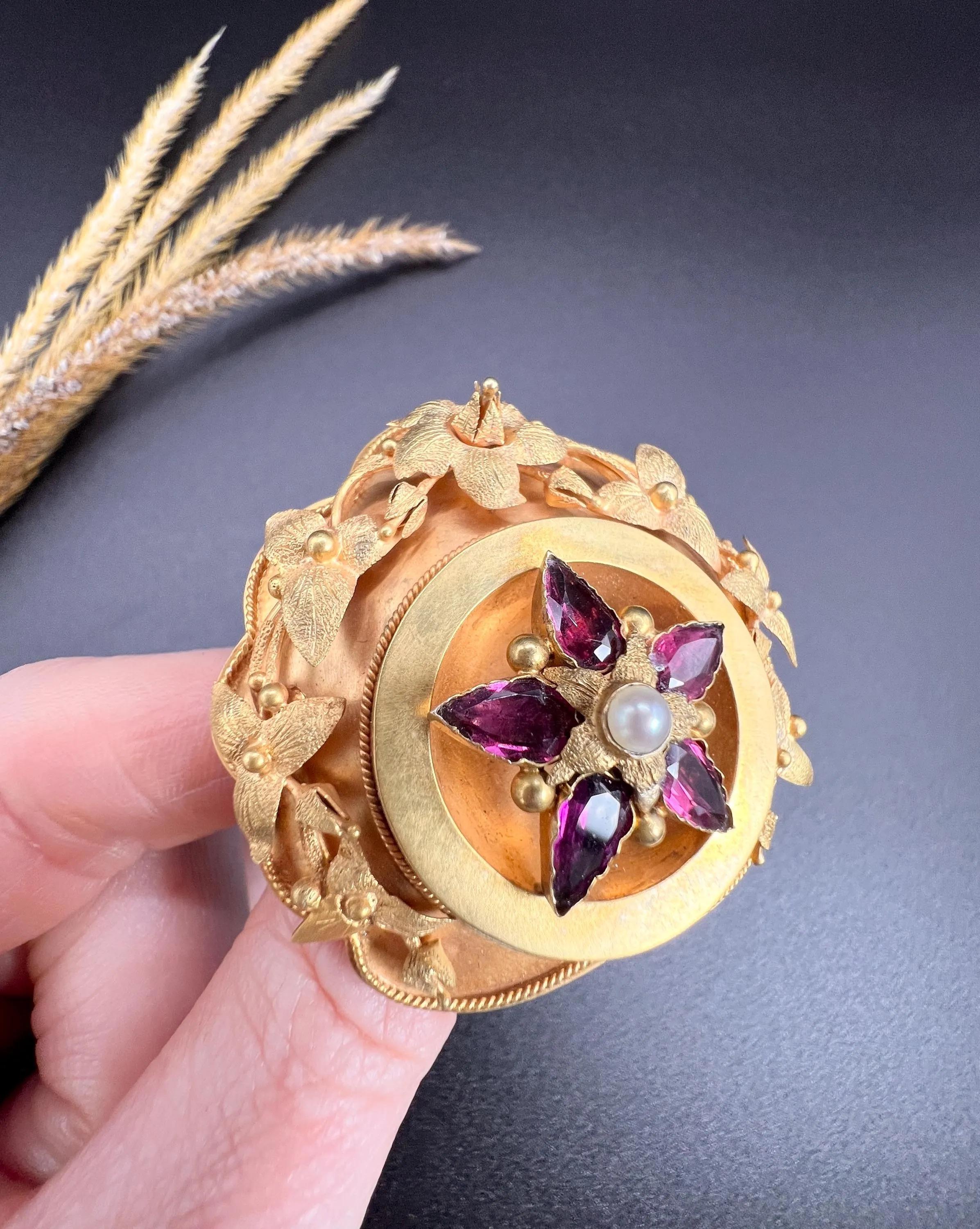 Broche de oro de 15 ct, de principios de la época victoriana, con forma de flor de granate y perla, con reverso de medallón etrusco en Bueno estado para la venta en Brighton, GB