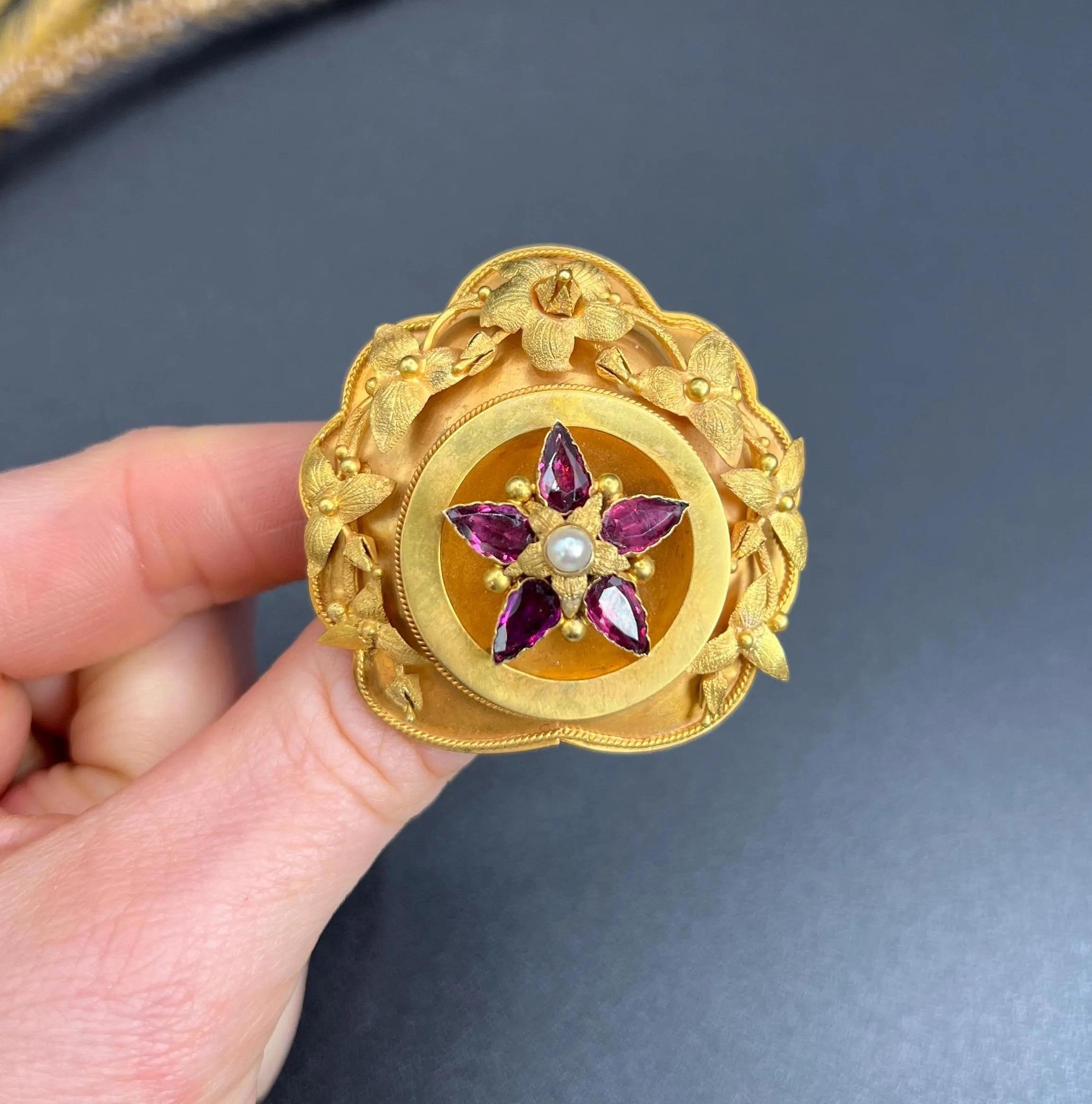 Femenino o masculino Broche de oro de 15 ct, de principios de la época victoriana, con forma de flor de granate y perla, con reverso de medallón etrusco en venta