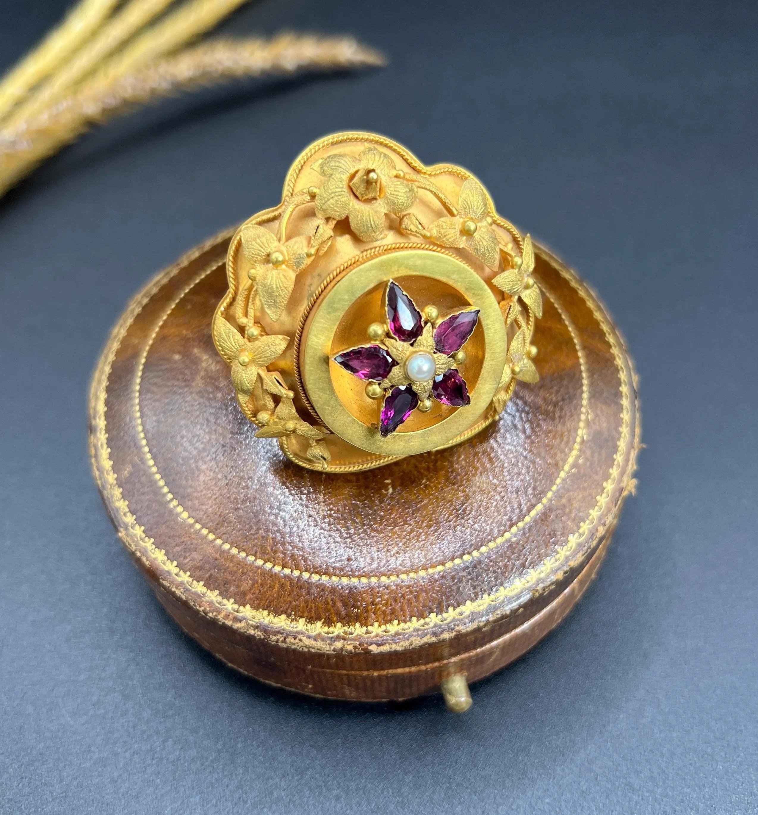 Broche de oro de 15 ct, de principios de la época victoriana, con forma de flor de granate y perla, con reverso de medallón etrusco en venta 1