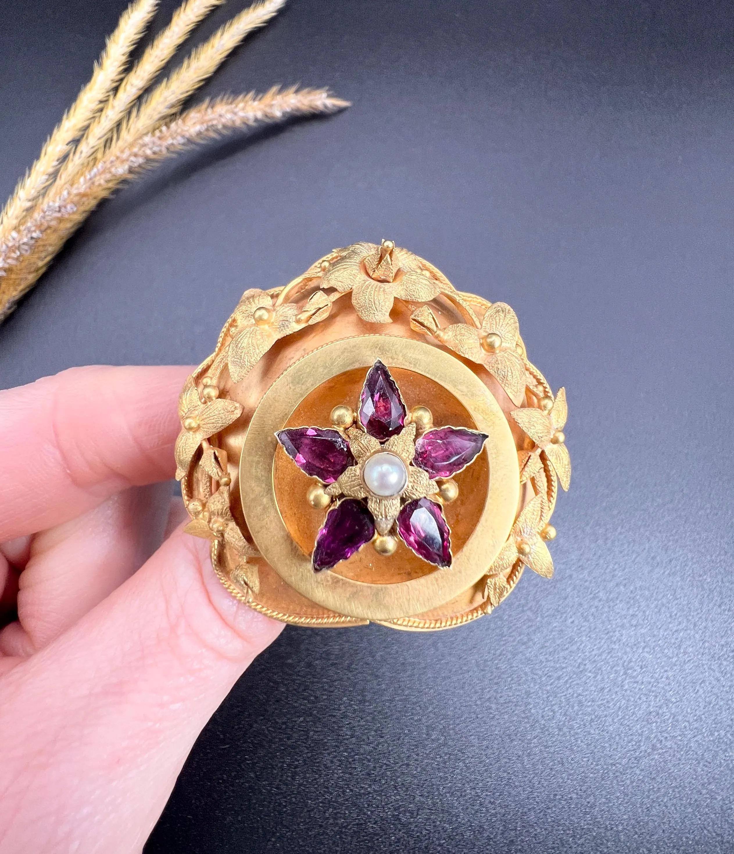 Broche de oro de 15 ct, de principios de la época victoriana, con forma de flor de granate y perla, con reverso de medallón etrusco en venta 2