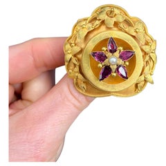 Spilla con medaglione etrusco in oro 15 ct, primi anni vittoriani, con granato floreale e perla