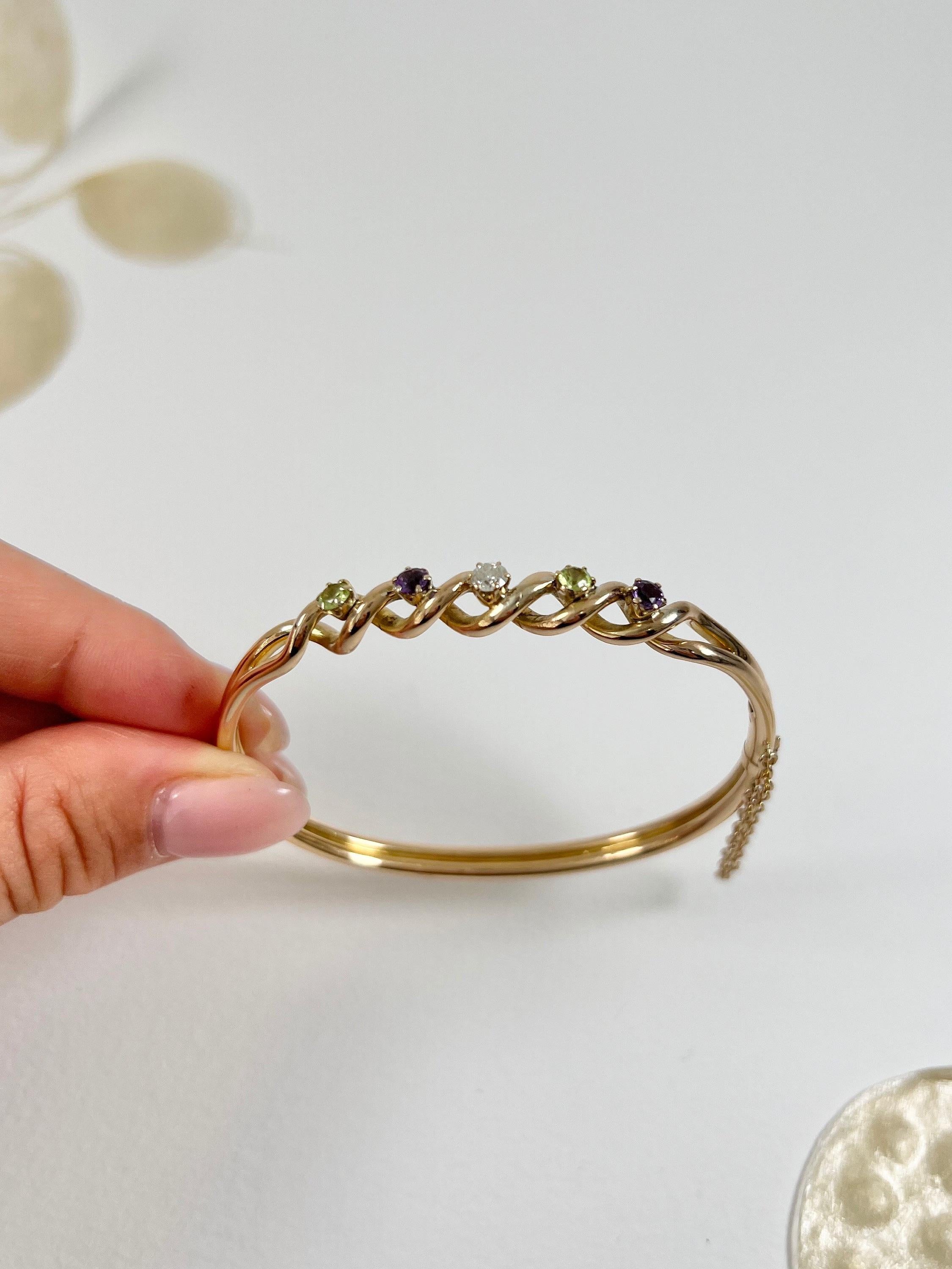 Bracelet ancien Suffragette

Or jaune 15ct estampillé

Circa 1910

Remontez le temps avec cet élégant bracelet Suffragette en or jaune 15ct de l'époque édouardienne. Ce fabuleux bracelet présente un point focal torsadé fantaisie entrecoupé