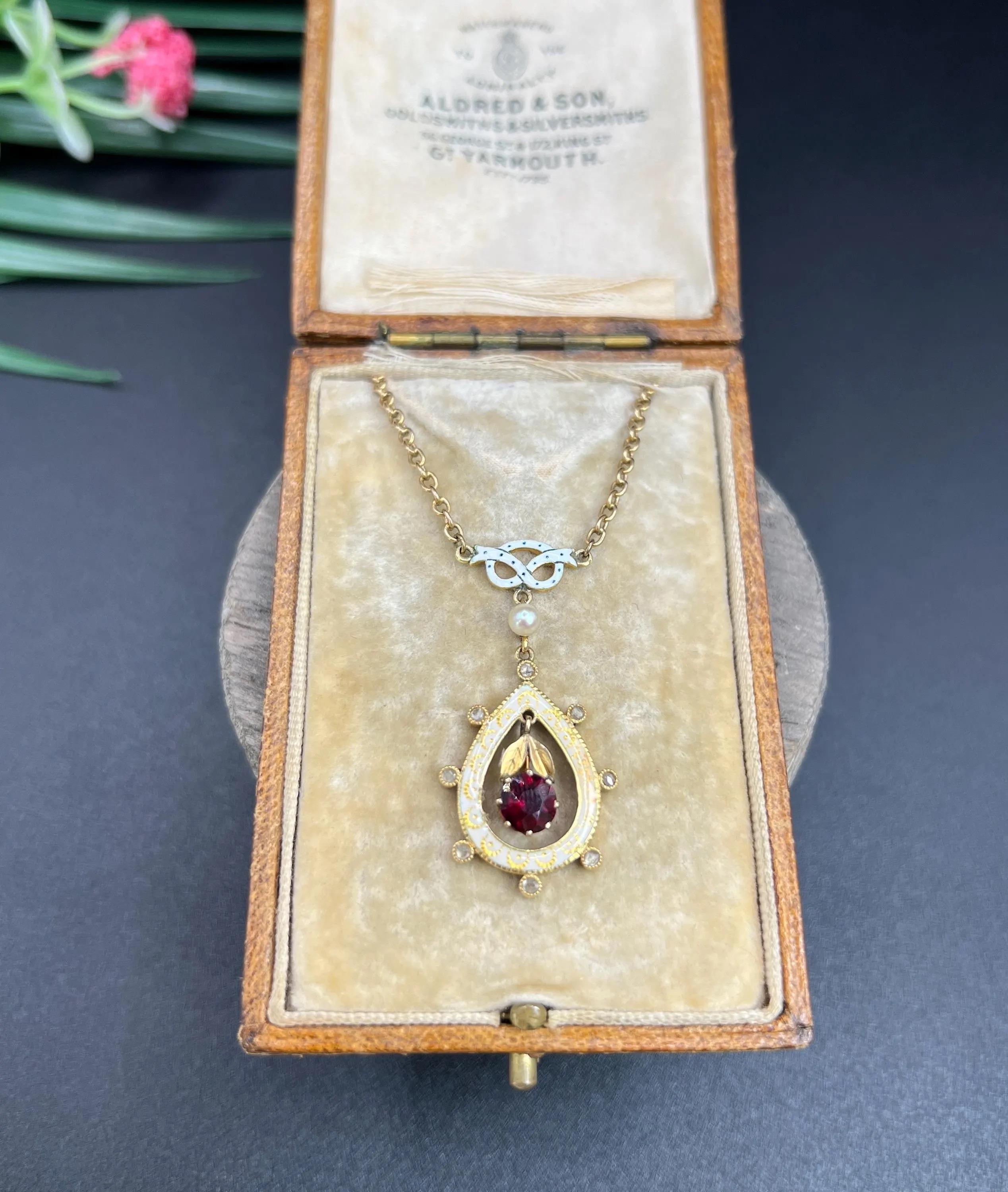 Collar Colgante Lágrima de Oro Eduardiano de 15 Quilates con Granate, Diamante, Perla y Esmalte en venta 5
