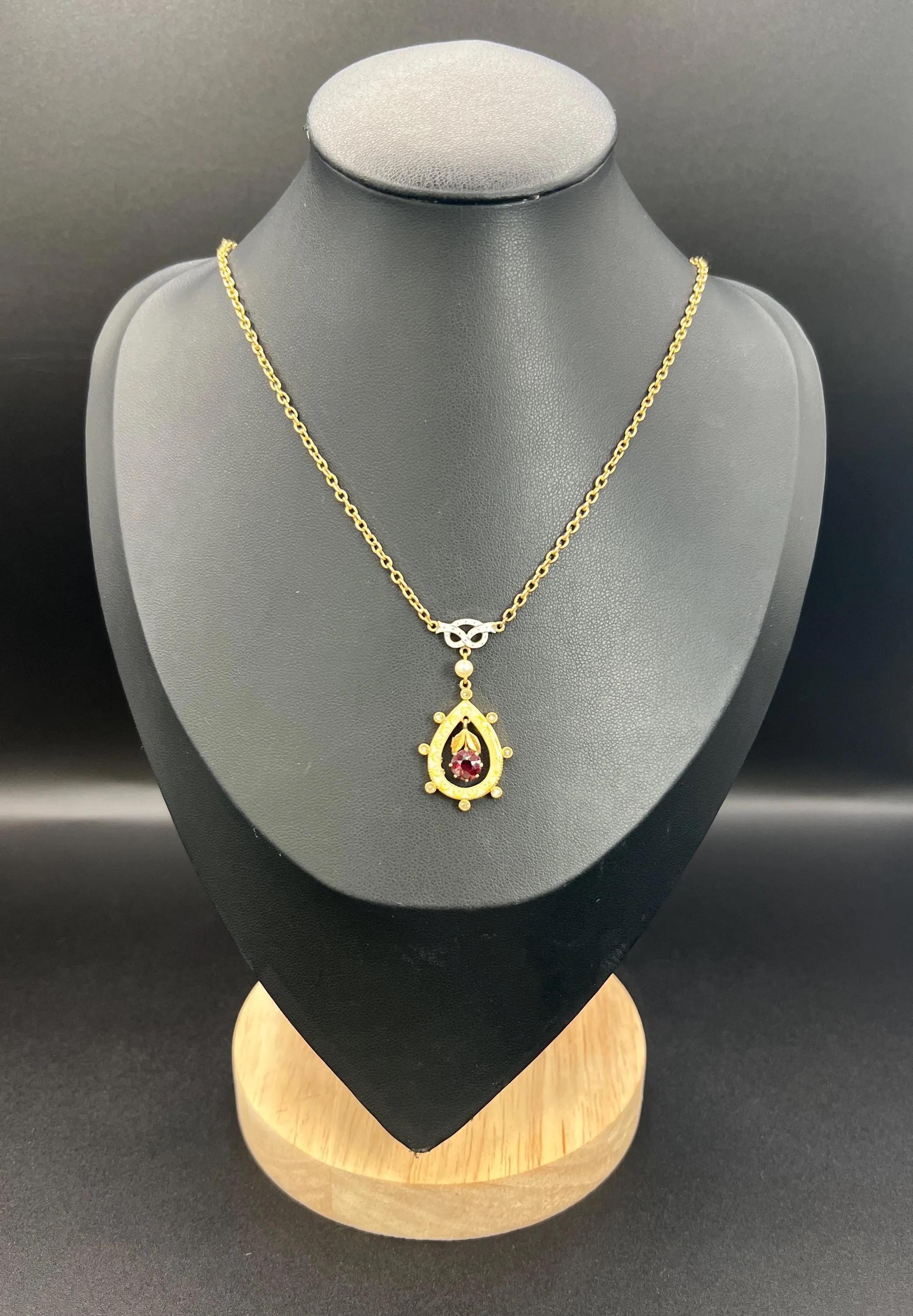 Femenino o masculino Collar Colgante Lágrima de Oro Eduardiano de 15 Quilates con Granate, Diamante, Perla y Esmalte en venta