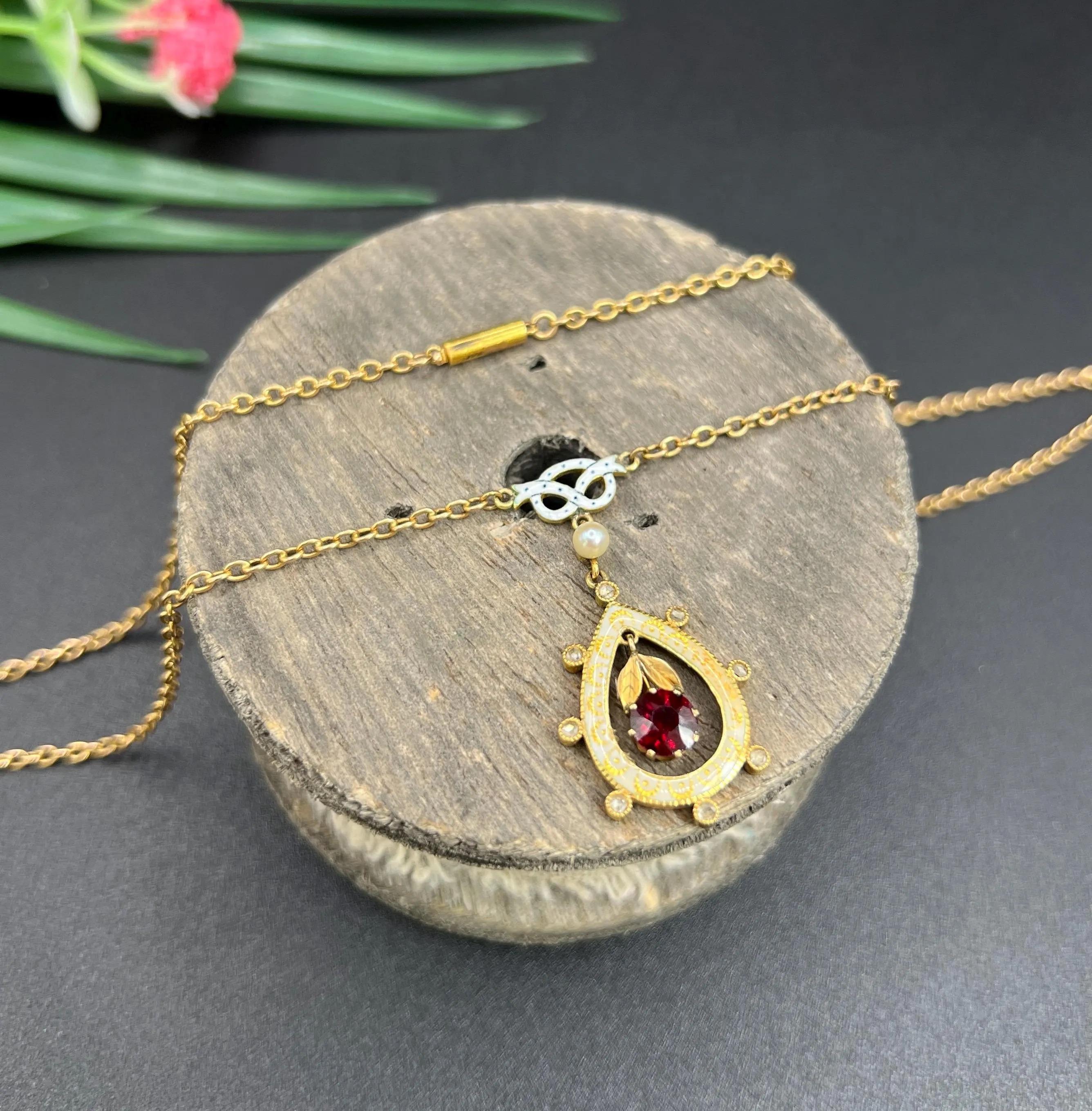 Collar Colgante Lágrima de Oro Eduardiano de 15 Quilates con Granate, Diamante, Perla y Esmalte en venta 1