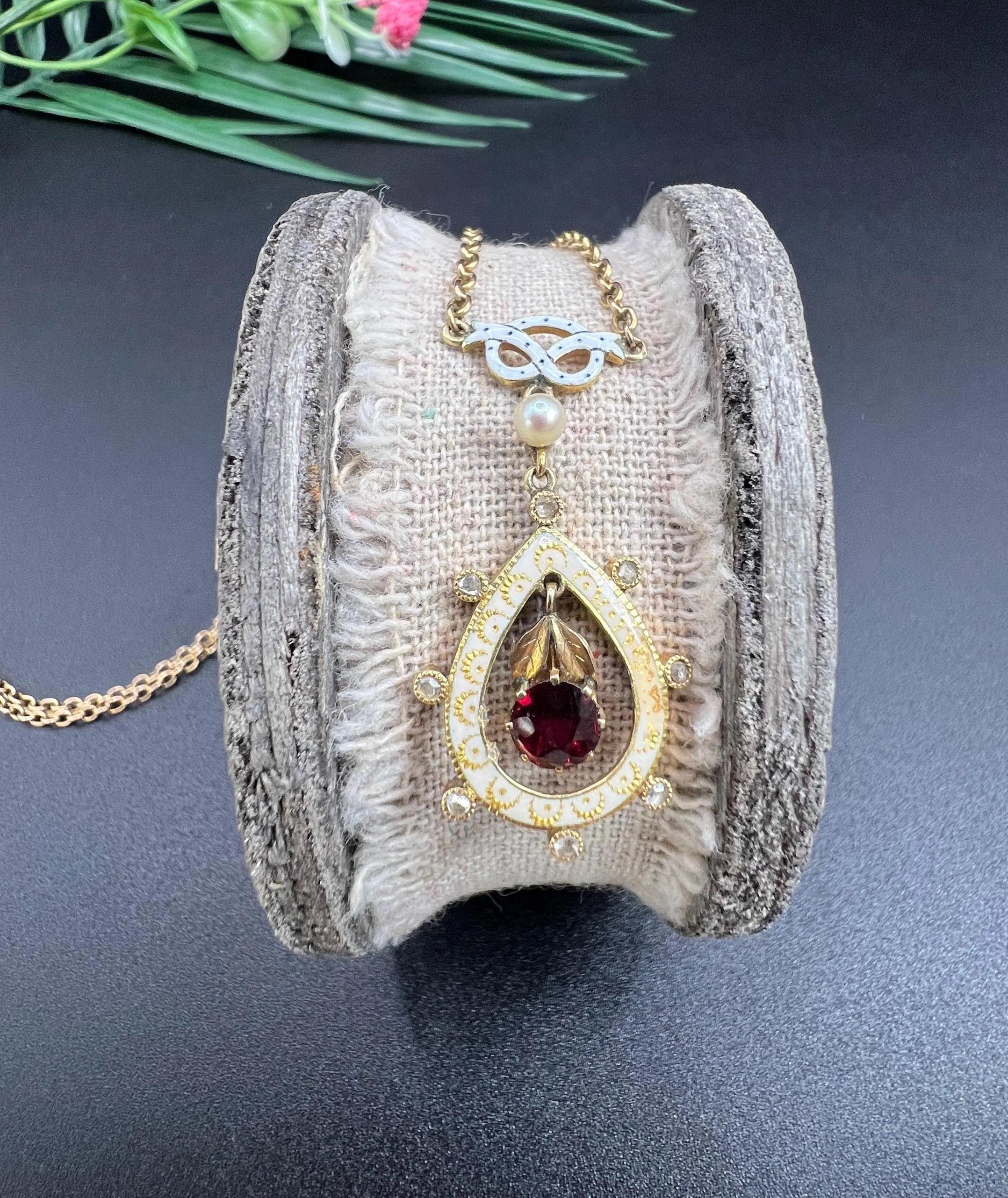 Collar Colgante Lágrima de Oro Eduardiano de 15 Quilates con Granate, Diamante, Perla y Esmalte en venta 2