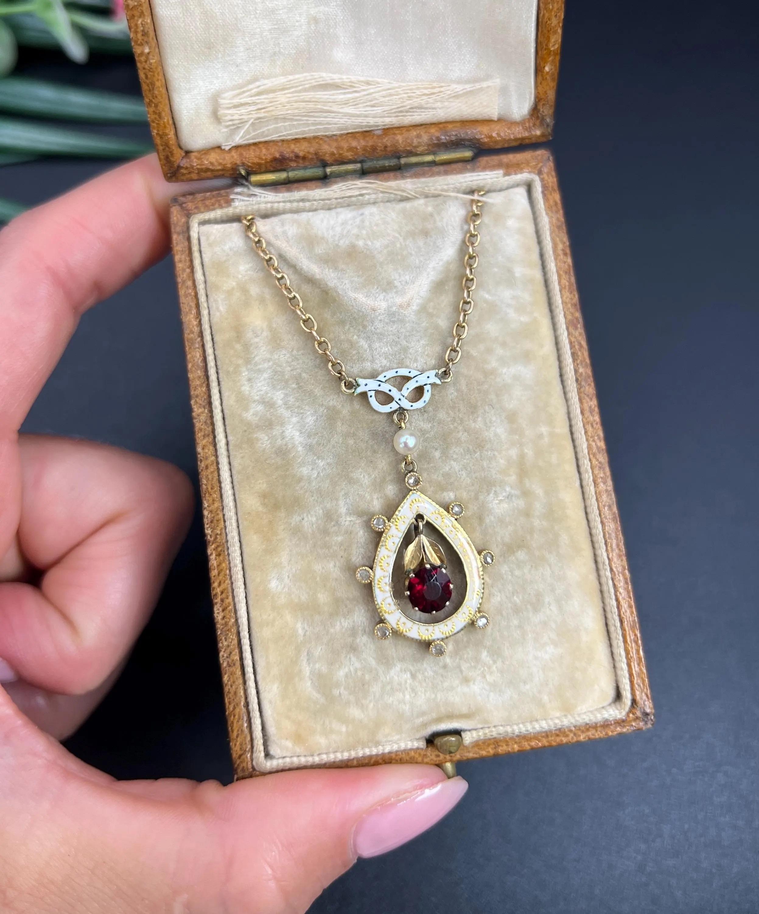 Collar Colgante Lágrima de Oro Eduardiano de 15 Quilates con Granate, Diamante, Perla y Esmalte en venta 4