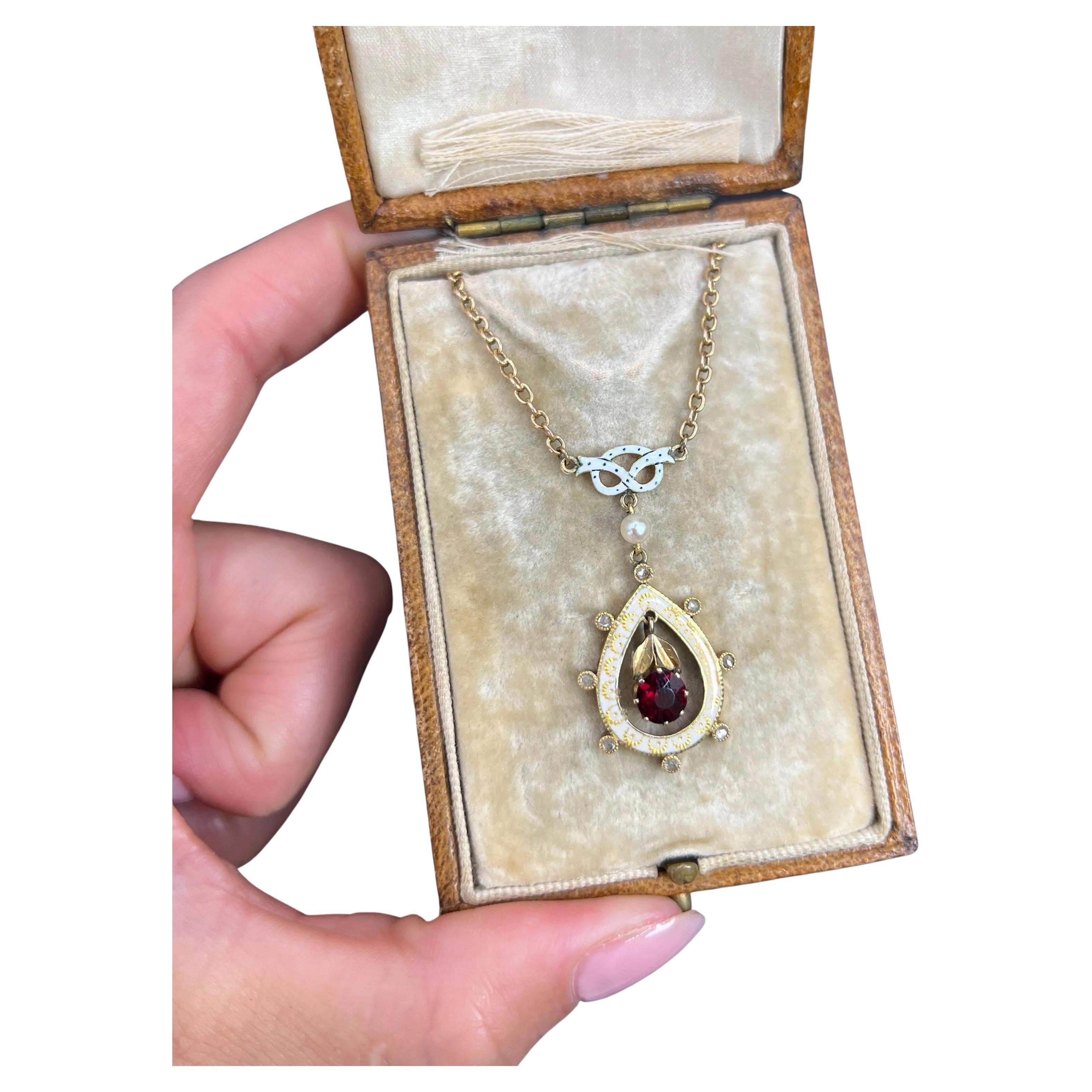 Collar Colgante Lágrima de Oro Eduardiano de 15 Quilates con Granate, Diamante, Perla y Esmalte en venta