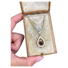 Collar Colgante Lágrima de Oro Eduardiano de 15 Quilates con Granate, Diamante, Perla y Esmalte