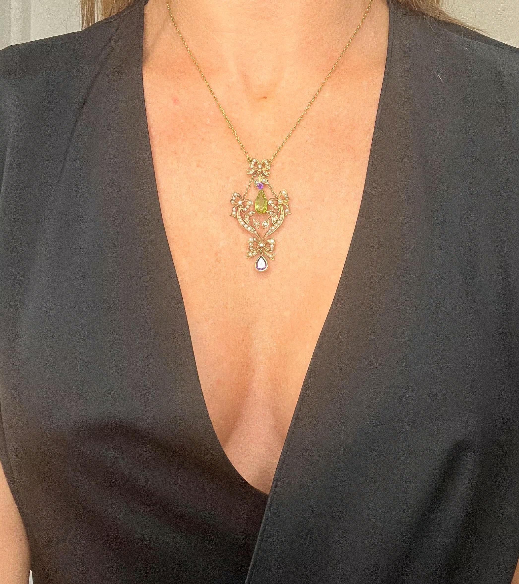Antique Suffragette Necklace 

15ct Gold Tested

Circa 1910 

This exquisite Edwardian suffragette necklace is crafted from 15ct gold and dates back to approximately 1910. It features a unique design with four stunning pearl-set bows, a striking
