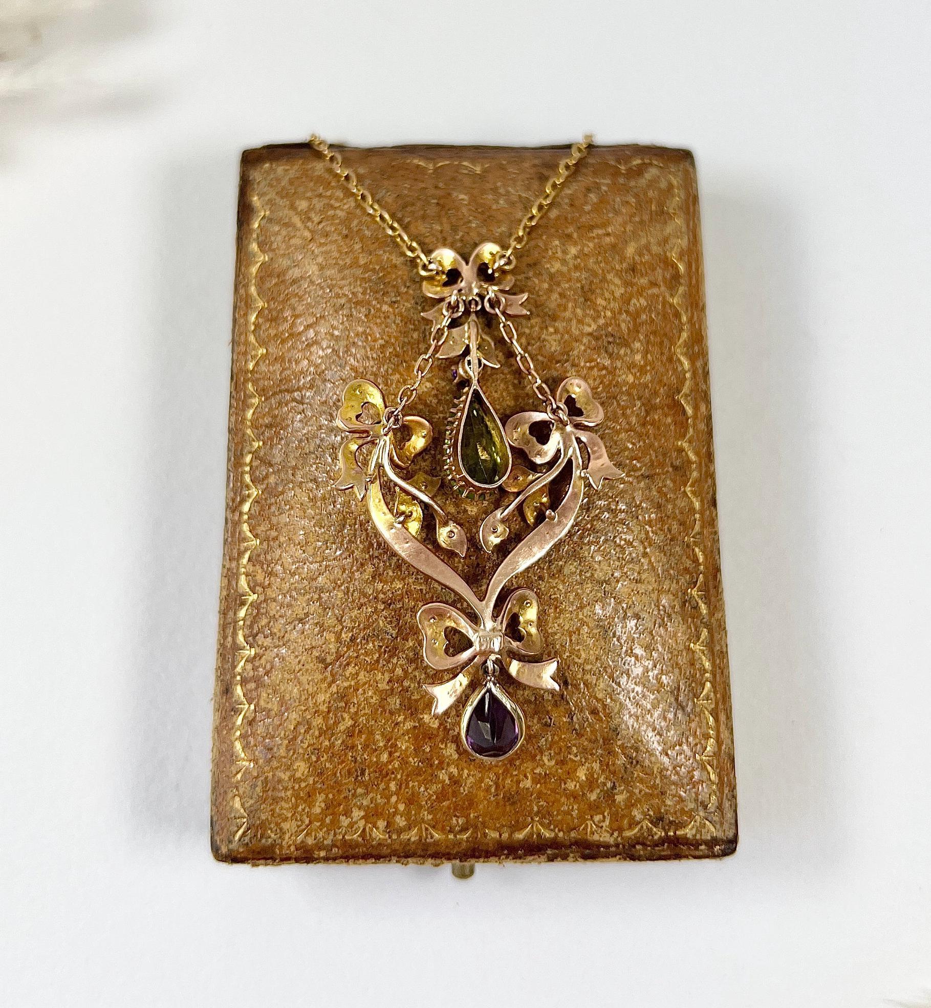 15ct Gold, Edwardian Peridot, Amethyst & Seed Pearl Suffragette Pendant Necklace In Good Condition In Brighton, GB