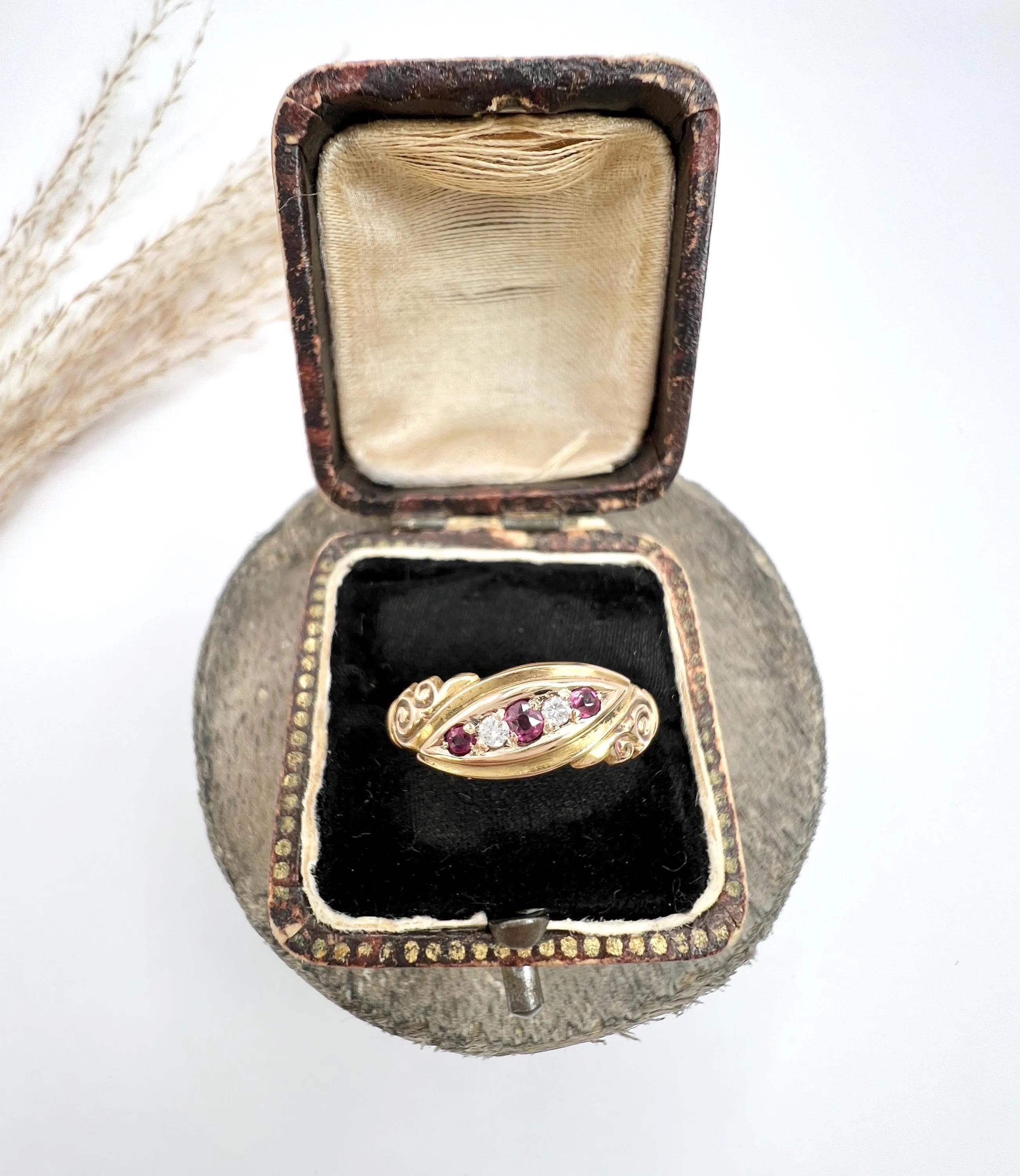 15ct Gold. Edwardian Ruby & Diamond 5 Stone Ring. Hallmarked Birmingham 1900 In Good Condition For Sale In Brighton, GB