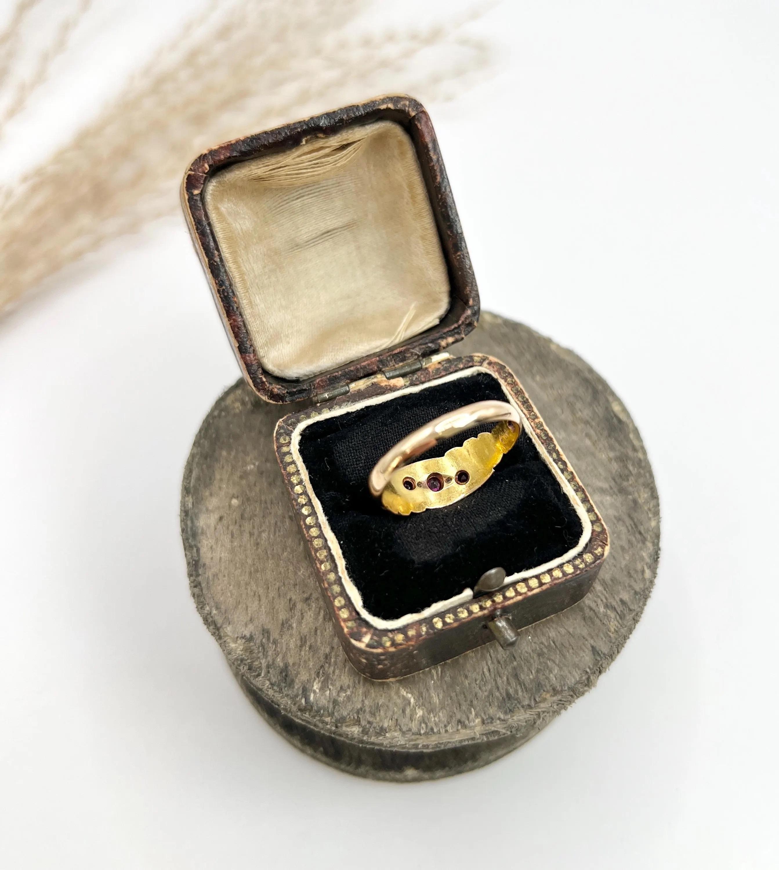 15ct Gold. Edwardian Ruby & Diamond 5 Stone Ring. Hallmarked Birmingham 1900 For Sale 3