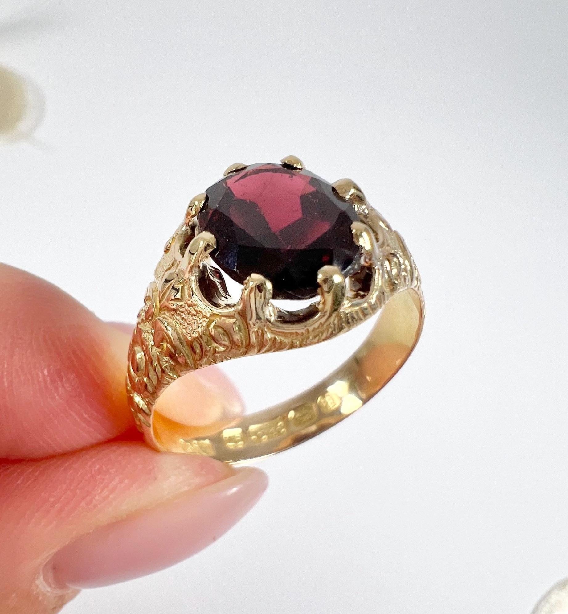 Women's or Men's 15ct Gold Fancy Victorian Faceted Oval Garnet Ring Hallmarked Birmingham 1890 For Sale
