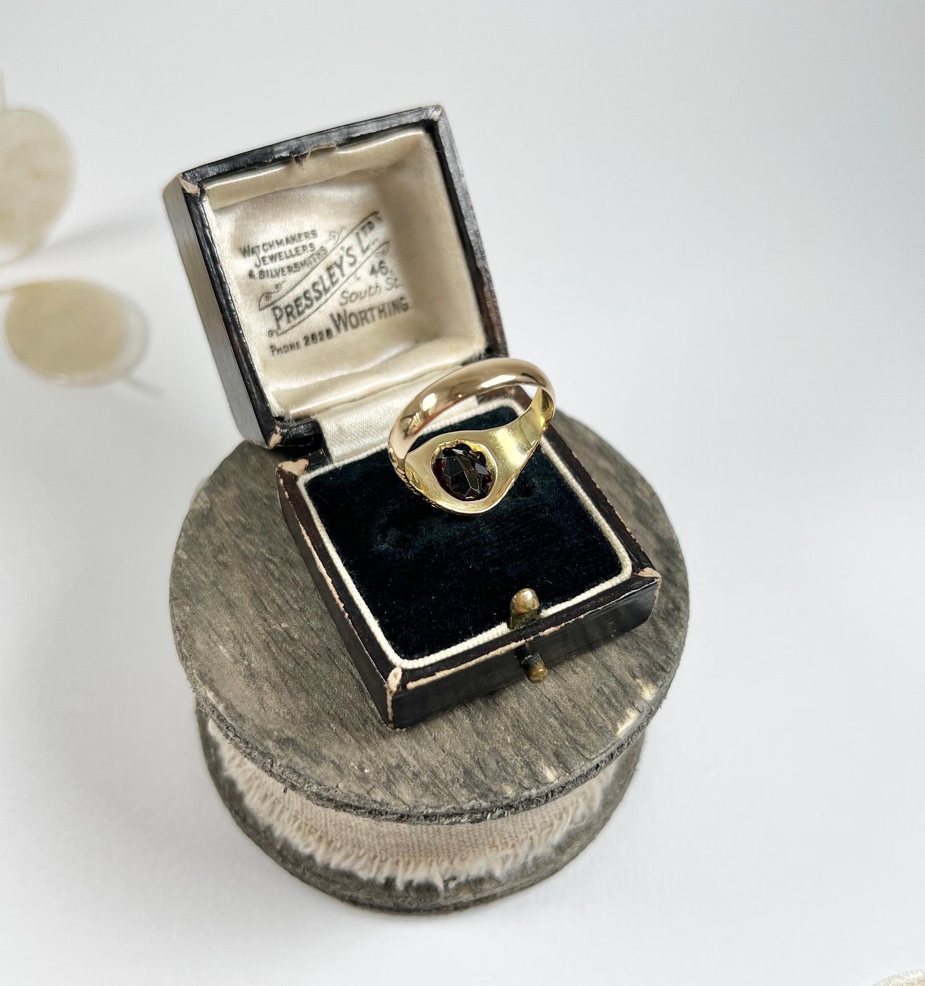 15ct Gold Fancy Victorian Faceted Oval Garnet Ring Hallmarked Birmingham 1890 For Sale 2