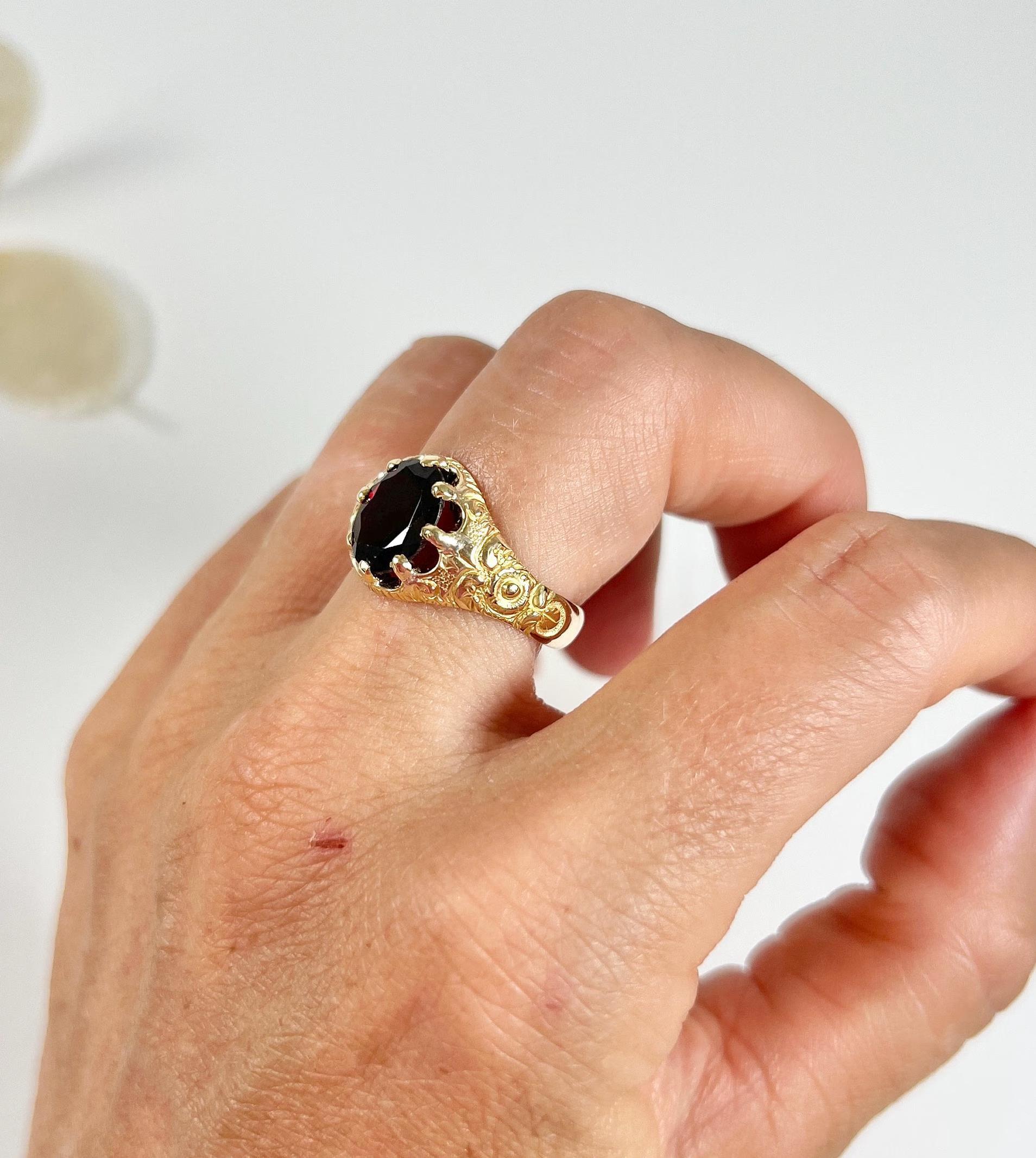15ct Gold Fancy Victorian Faceted Oval Garnet Ring Hallmarked Birmingham 1890 For Sale 3