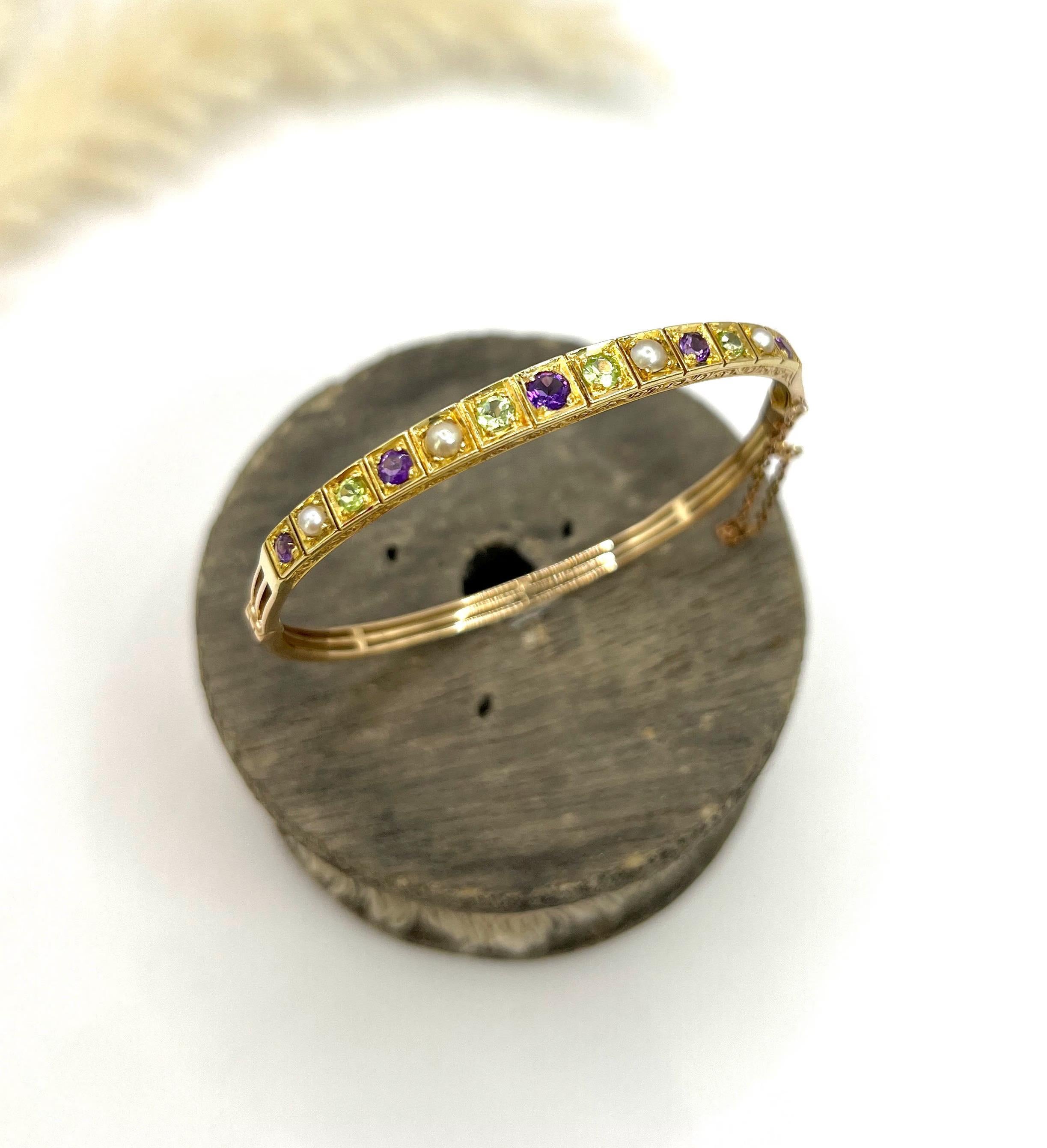 Pulsera Sufragista Eduardiana Graduada de Oro de 15 Quilates con Amatista, Peridoto y Perla en Semilla Corte redondo en venta