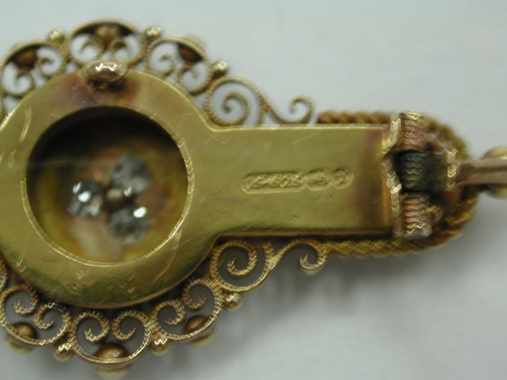 Taille coussin Broche étrusque en or 15 carats poinçonnée sertie de diamants taille ancienne, Birmingham en vente