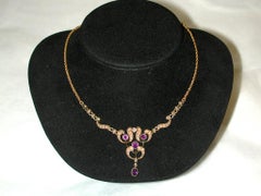 Pendentif en or 15 carats serti de demi-perles et d'améthystes, chaîne en forme de corde intégrée