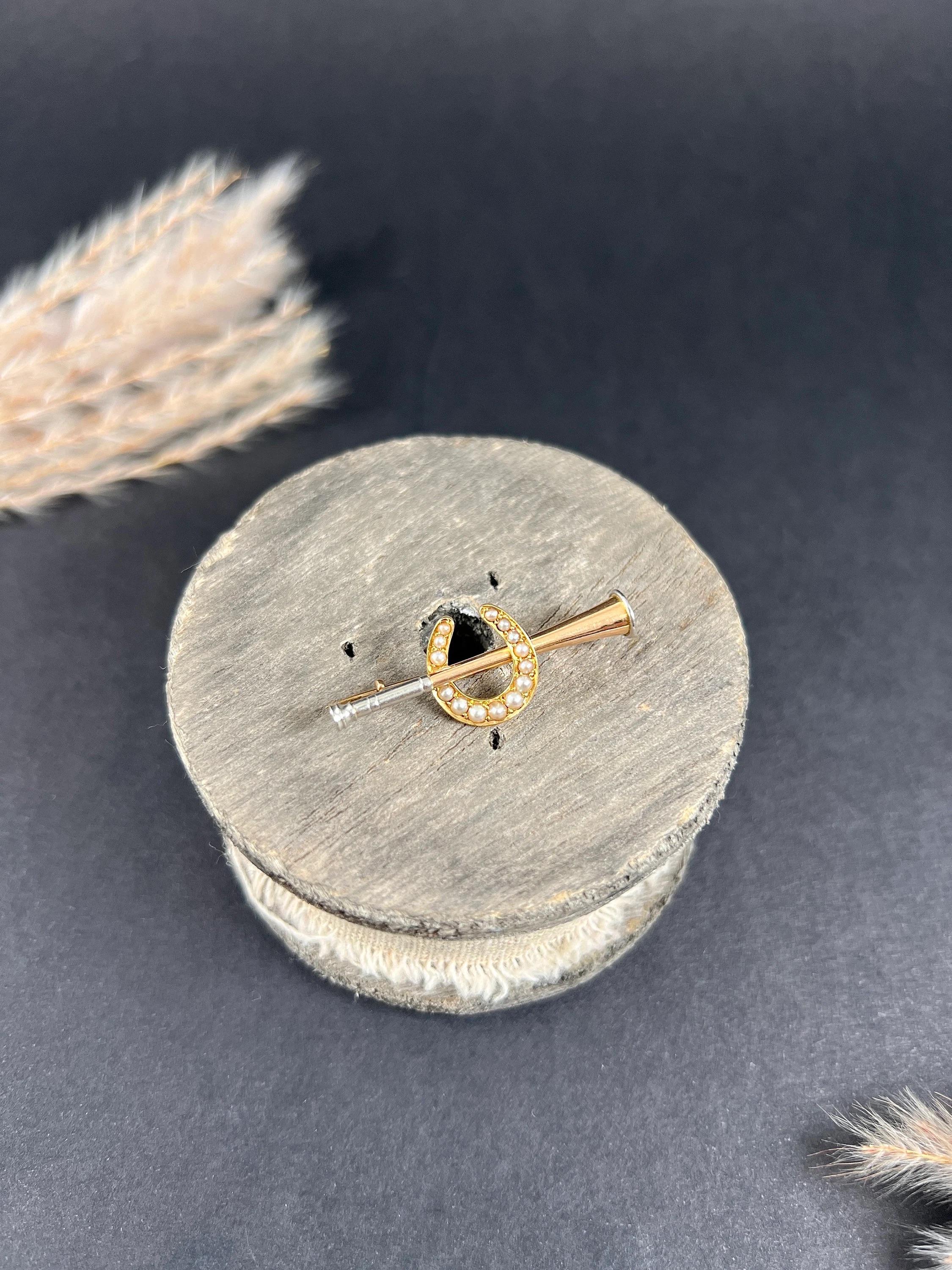 15ct Gold & Platinum, Edwardian Two Colour Hunting Horn Seed Pearl Horse Brooch For Sale 5