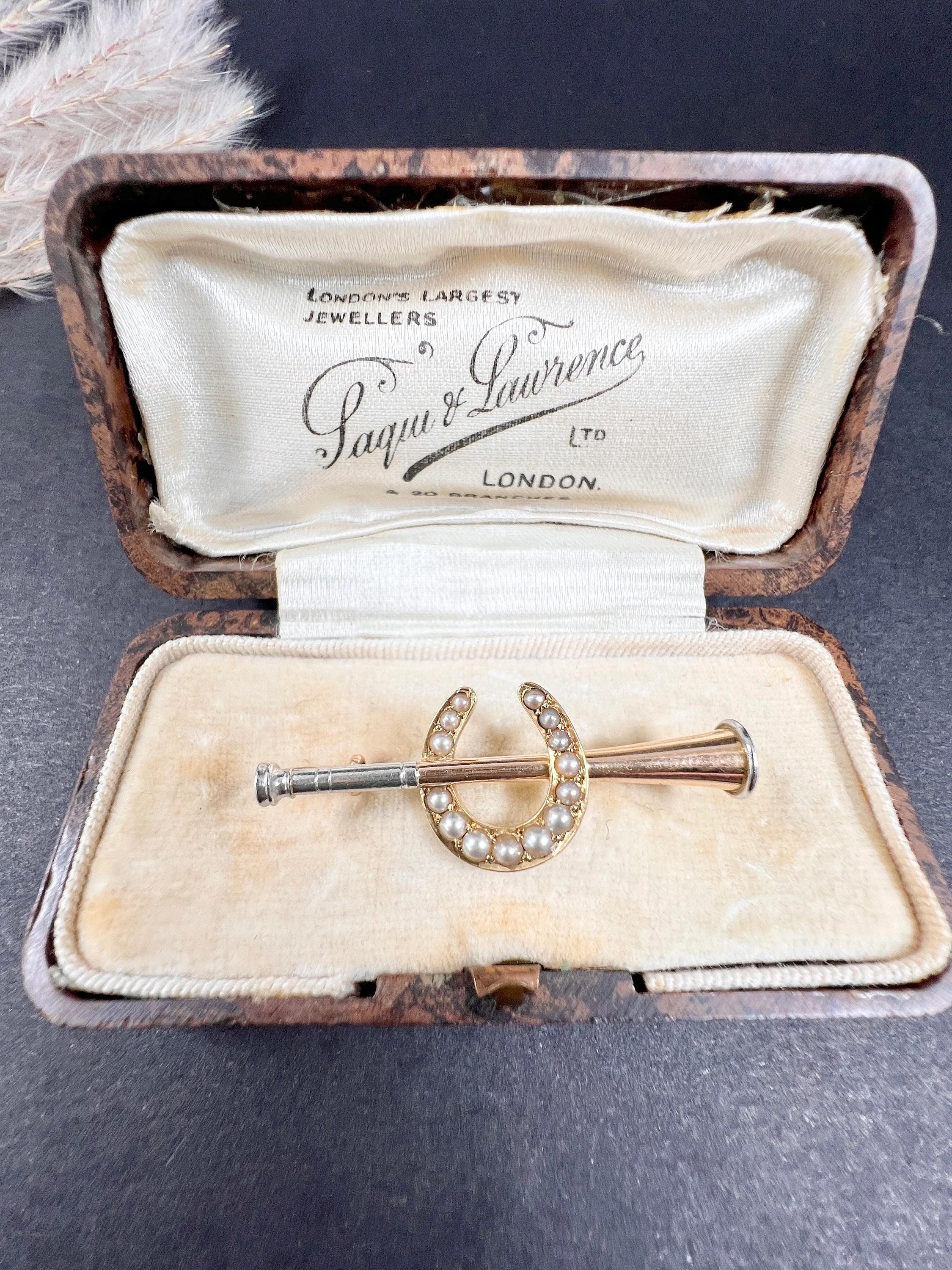 Antique Hunting Horn Brooch 

15ct Gold & Platinum Tested

Behold this exquisite 15ct gold and platinum Edwardian-era brooch. This stunning piece showcases a magnificent gold hunting horn adorned with platinum detailing at either end. The brooch is