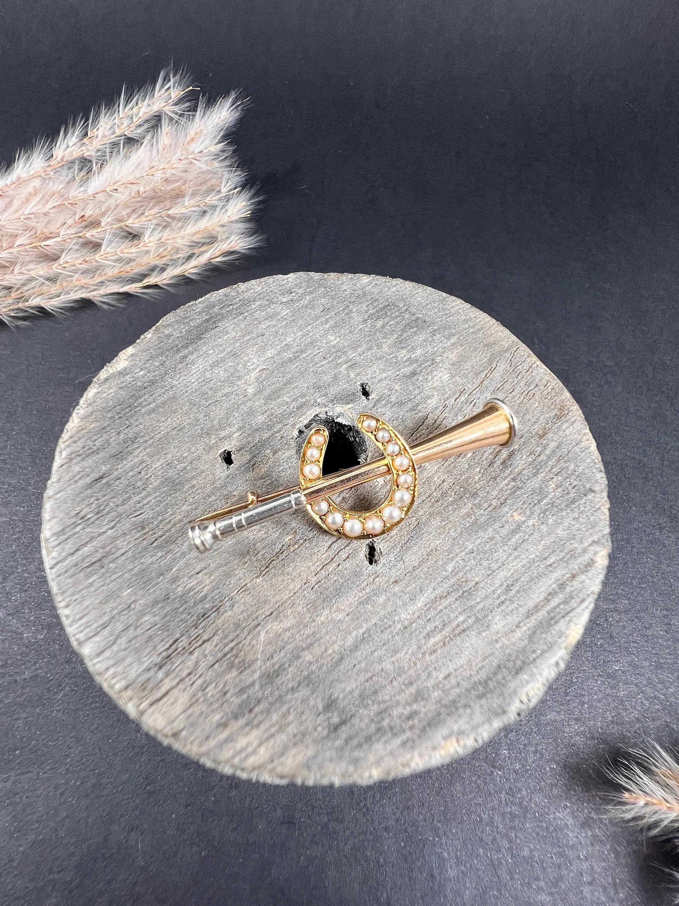 15ct Gold & Platinum, Edwardian Two Colour Hunting Horn Seed Pearl Horse Brooch In Good Condition For Sale In Brighton, GB