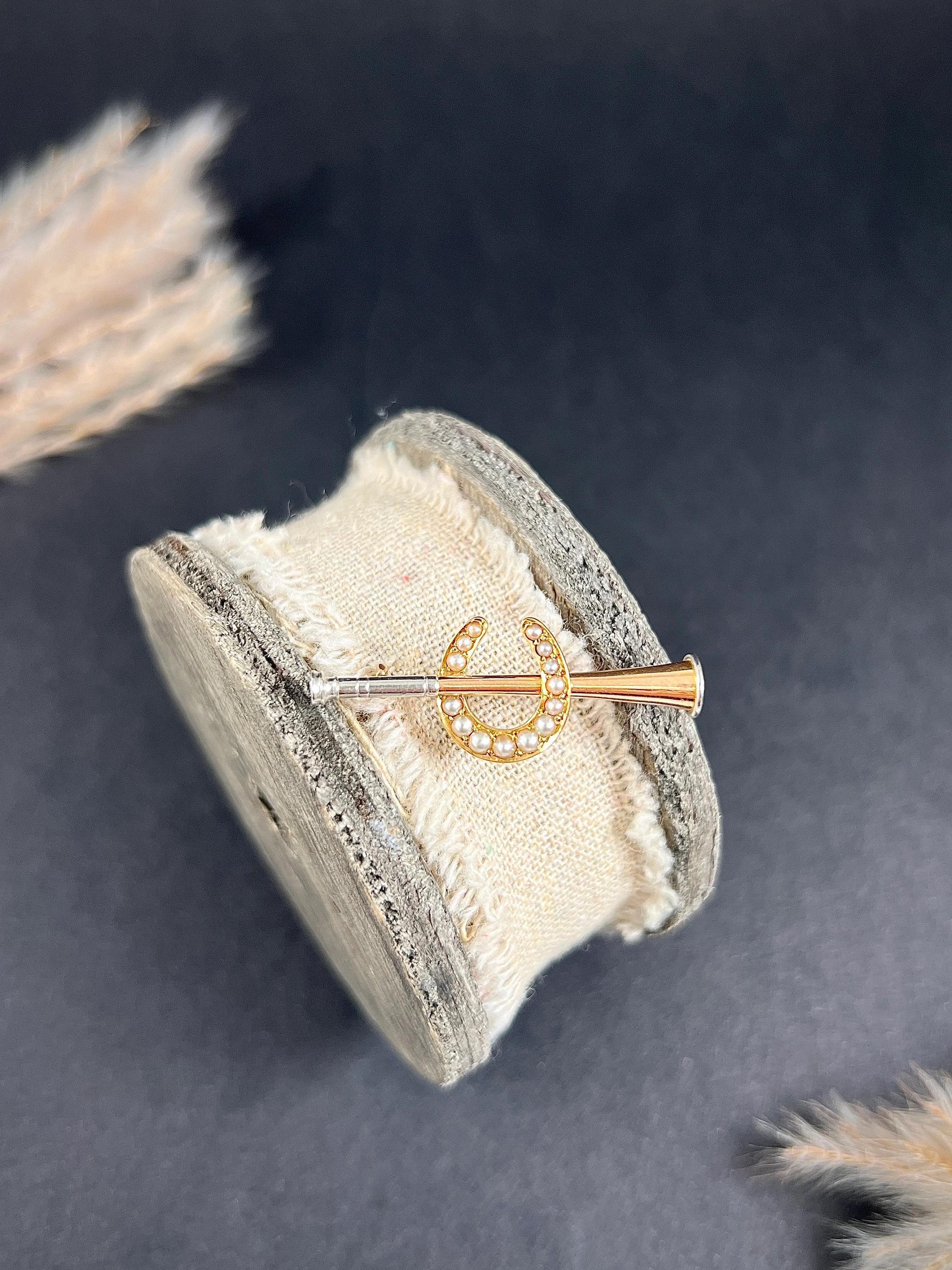 15ct Gold & Platinum, Edwardian Two Colour Hunting Horn Seed Pearl Horse Brooch For Sale 1