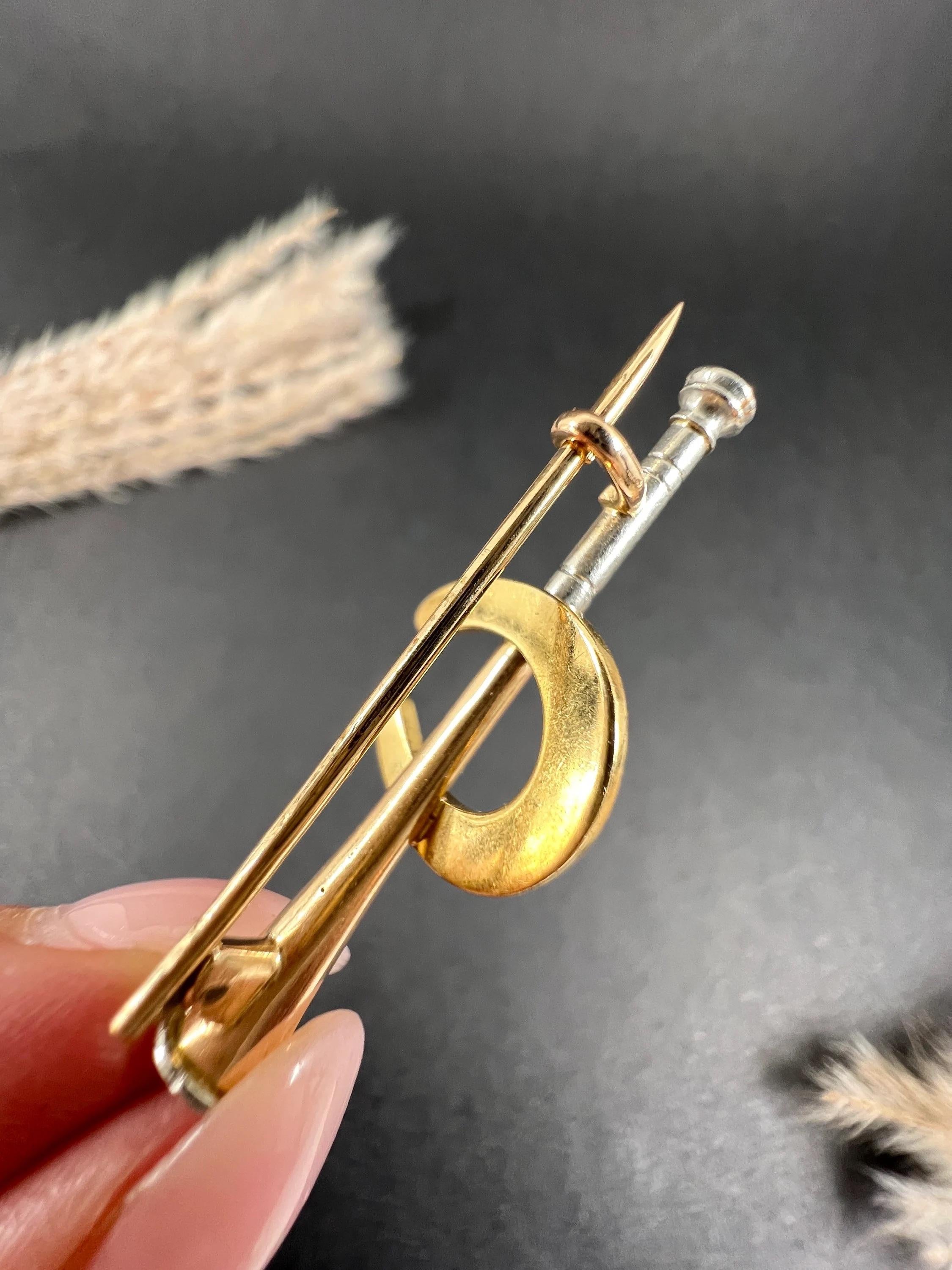 15ct Gold & Platinum, Edwardian Two Colour Hunting Horn Seed Pearl Horse Brooch For Sale 3